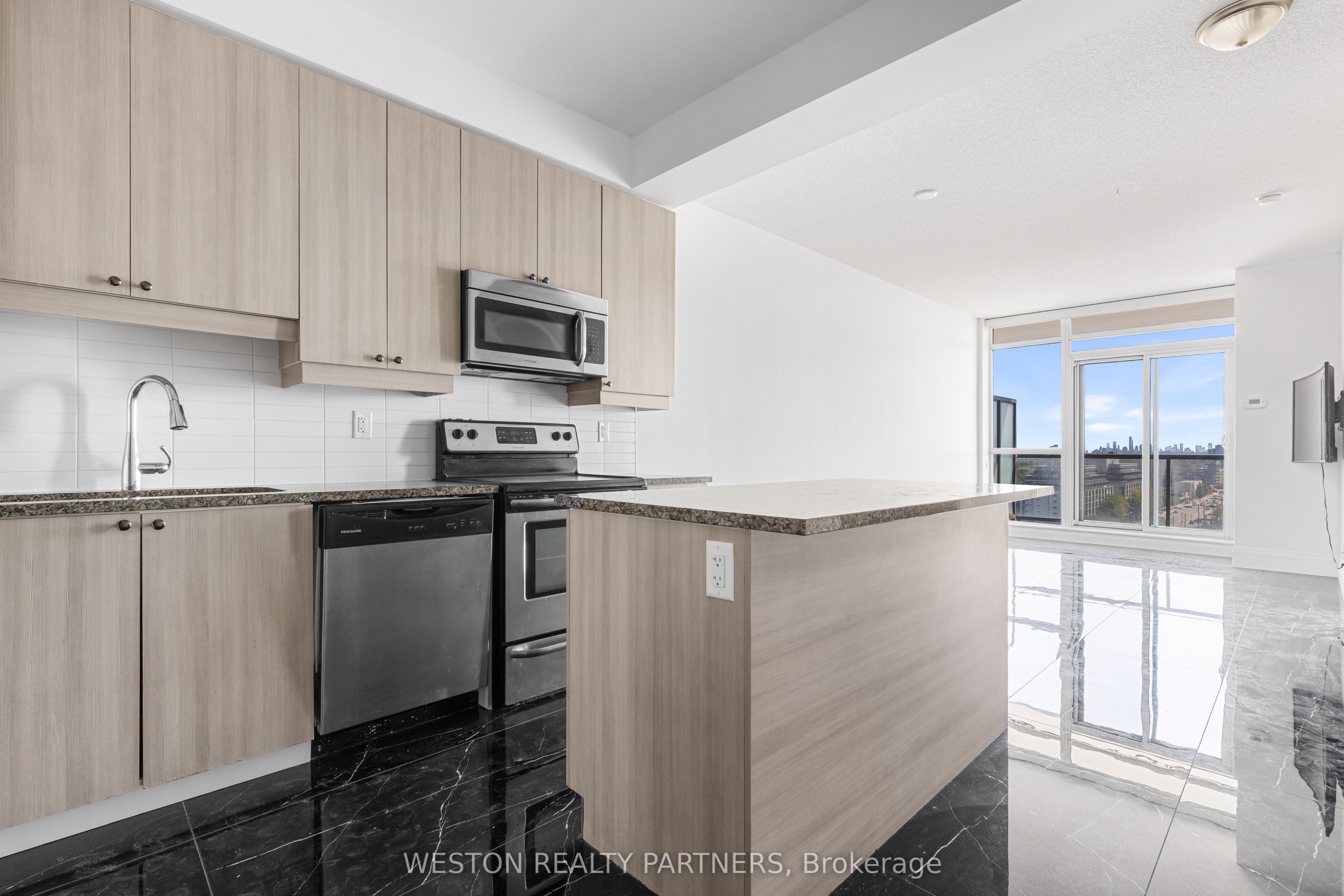 1185 The Queensway 1118 Property Photo 6