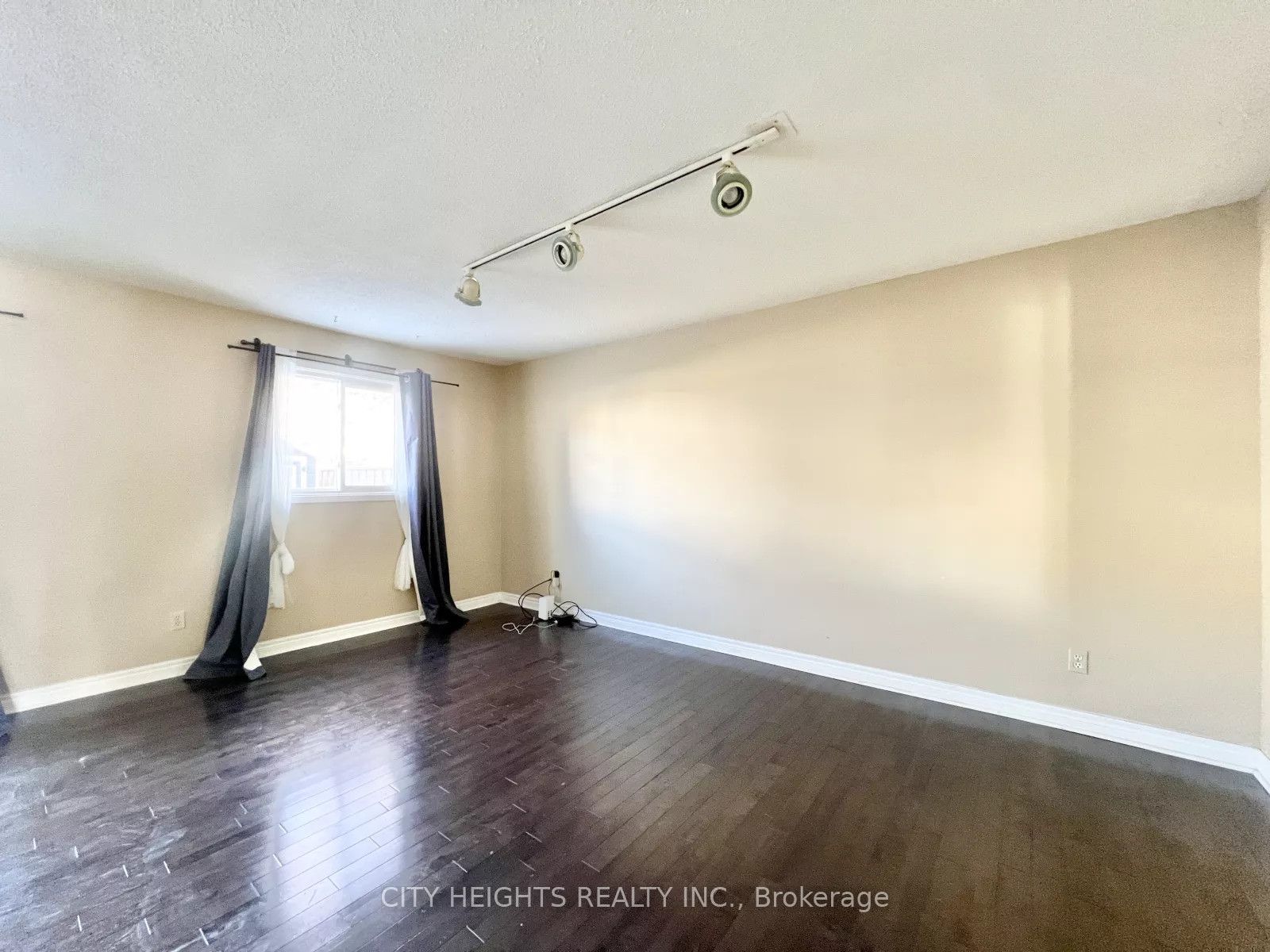 45 Hansen Road N 20 Property Photo 2