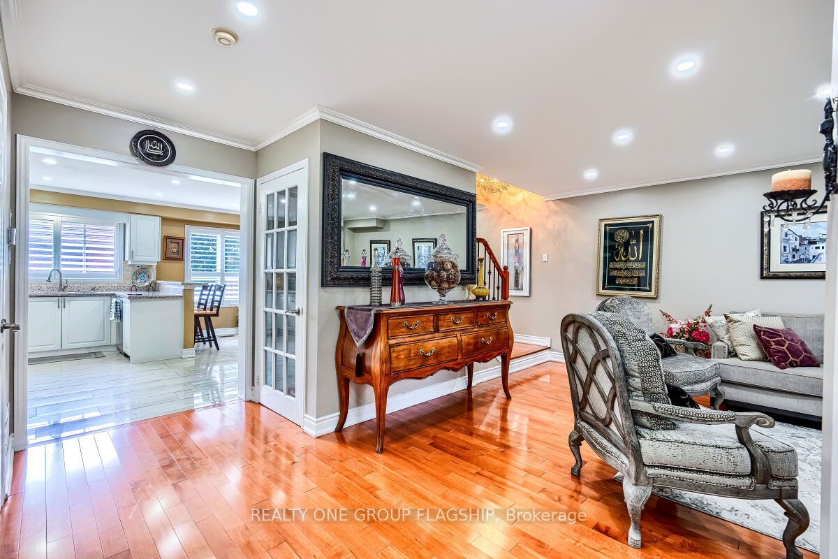 5846 Tenth Line W Property Photo 4