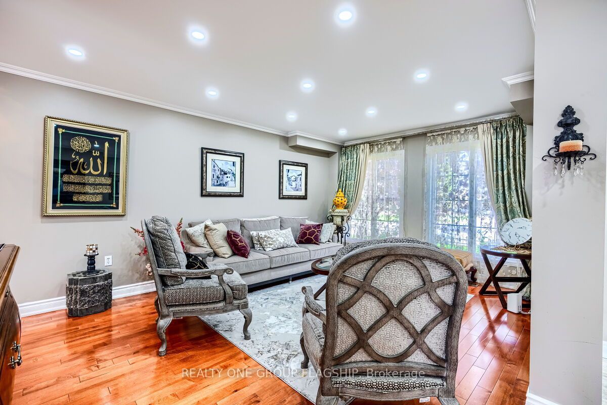 5846 Tenth Line W Property Photo 5
