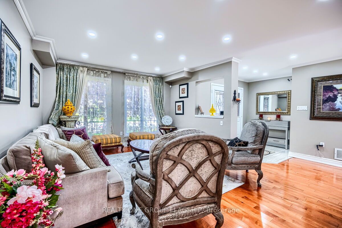 5846 Tenth Line W Property Photo 6