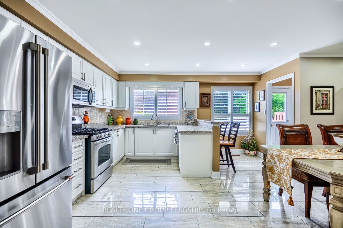5846 Tenth Line W Property Photo 9