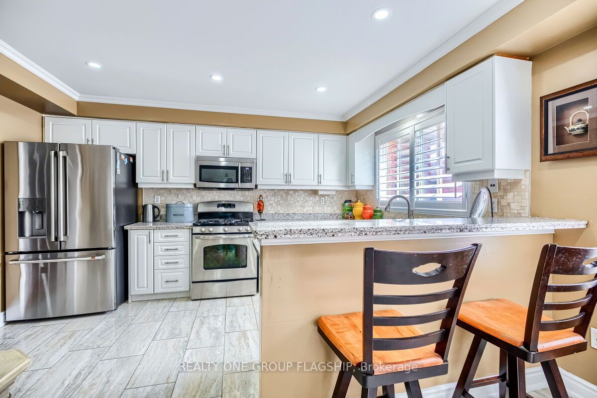 5846 Tenth Line W Property Photo 10