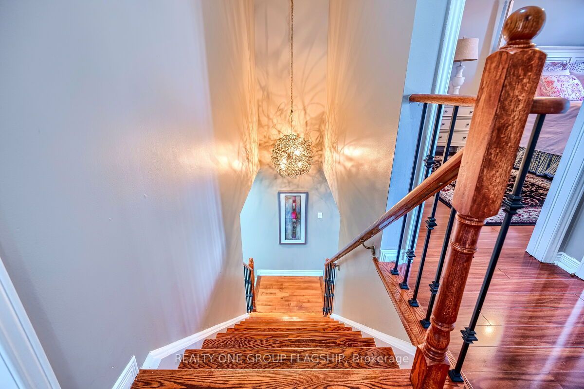 5846 Tenth Line W Property Photo 14