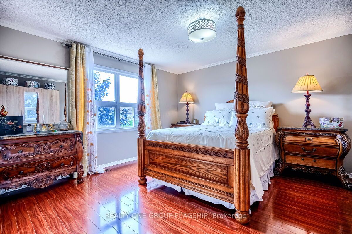 5846 Tenth Line W Property Photo 16