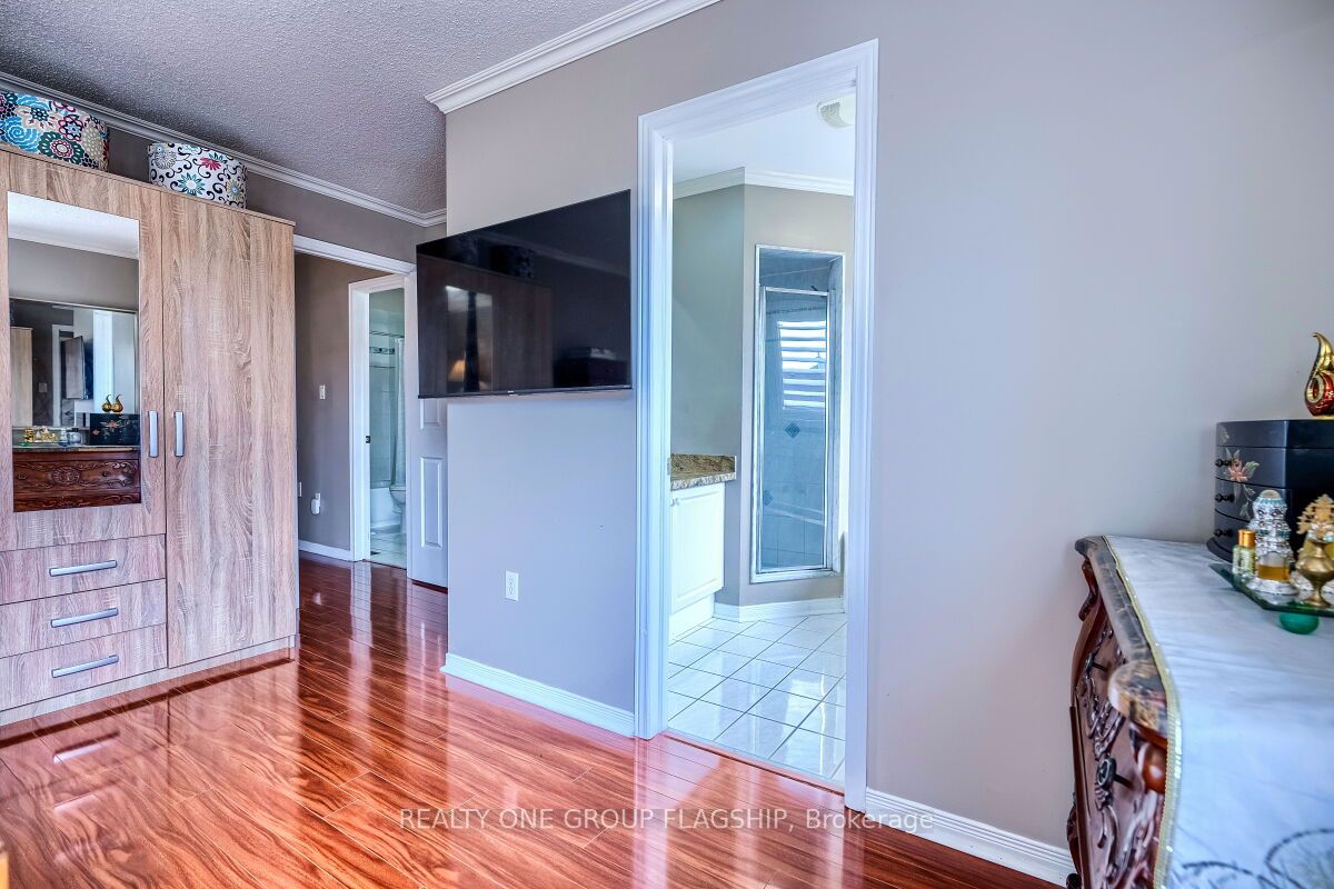 5846 Tenth Line W Property Photo 17
