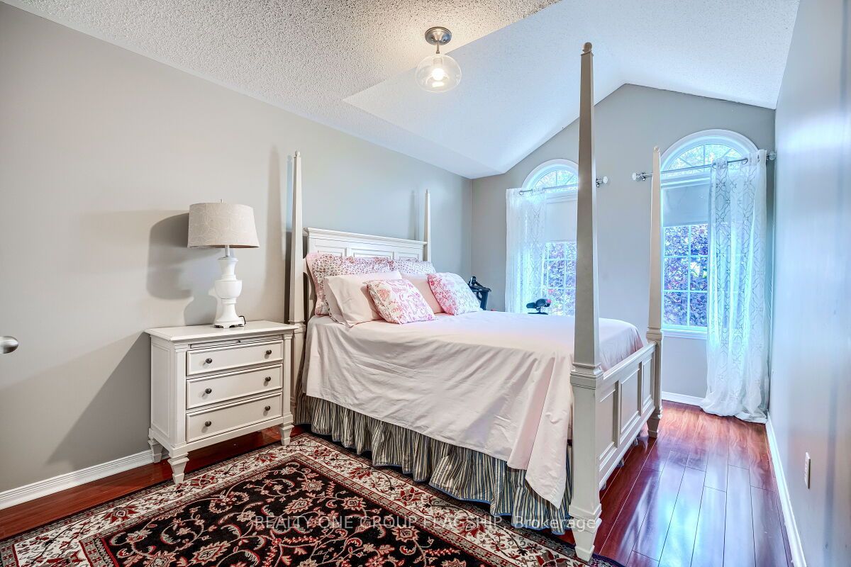 5846 Tenth Line W Property Photo 19