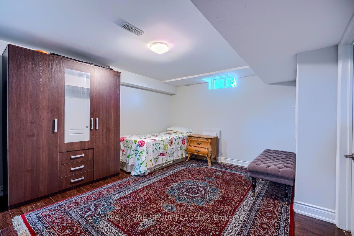 5846 Tenth Line W Property Photo 24