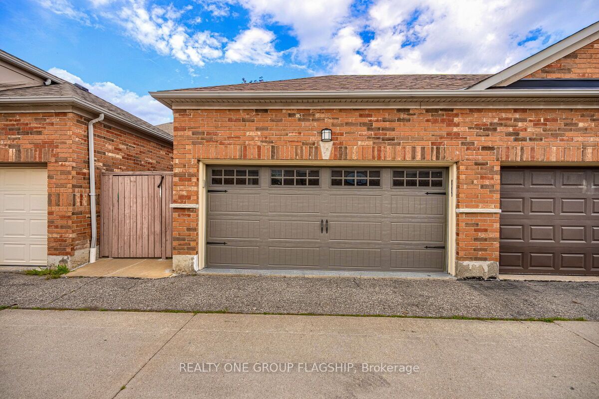 5846 Tenth Line W Property Photo 32