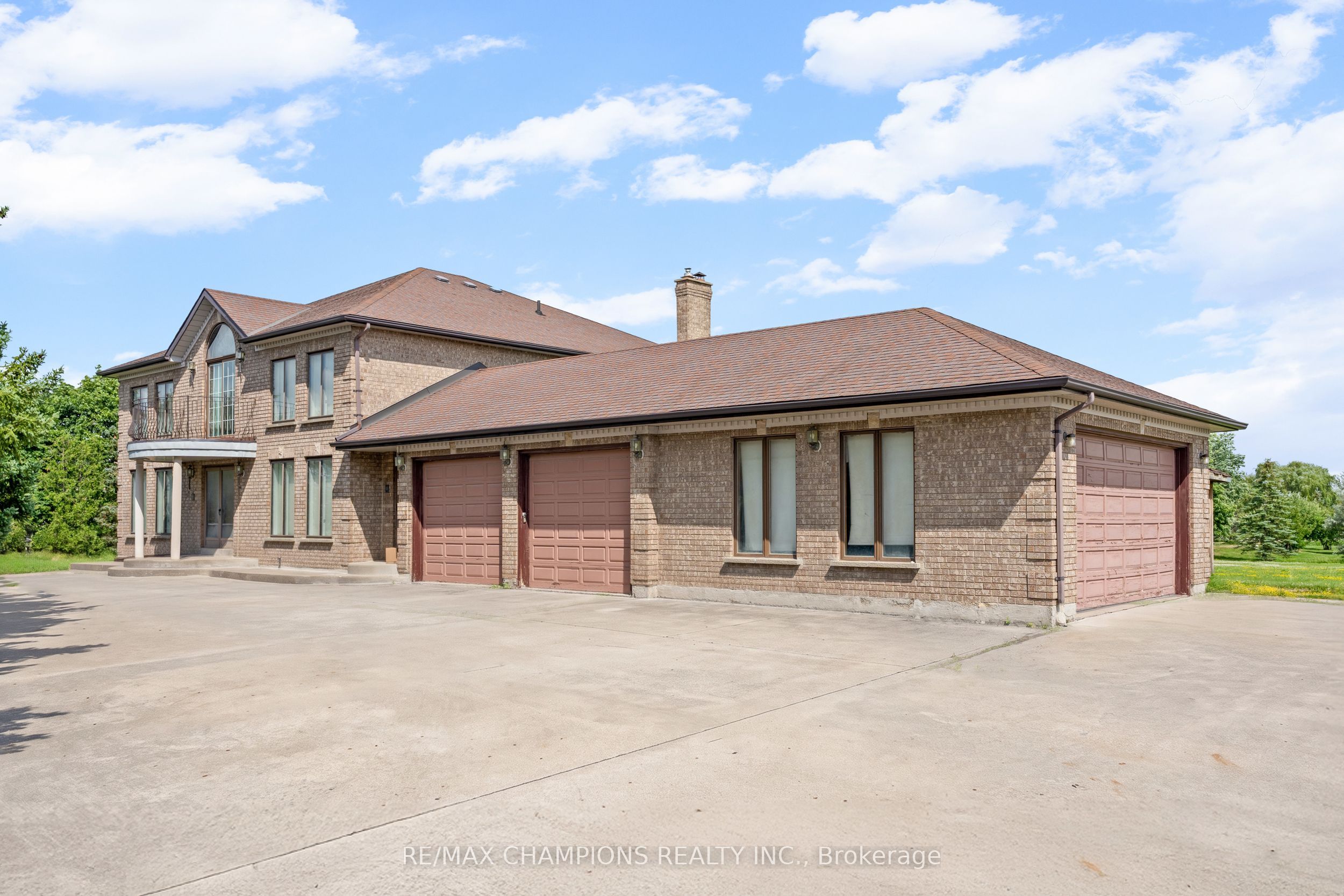 4047 Countryside Drive E Property Photo 1