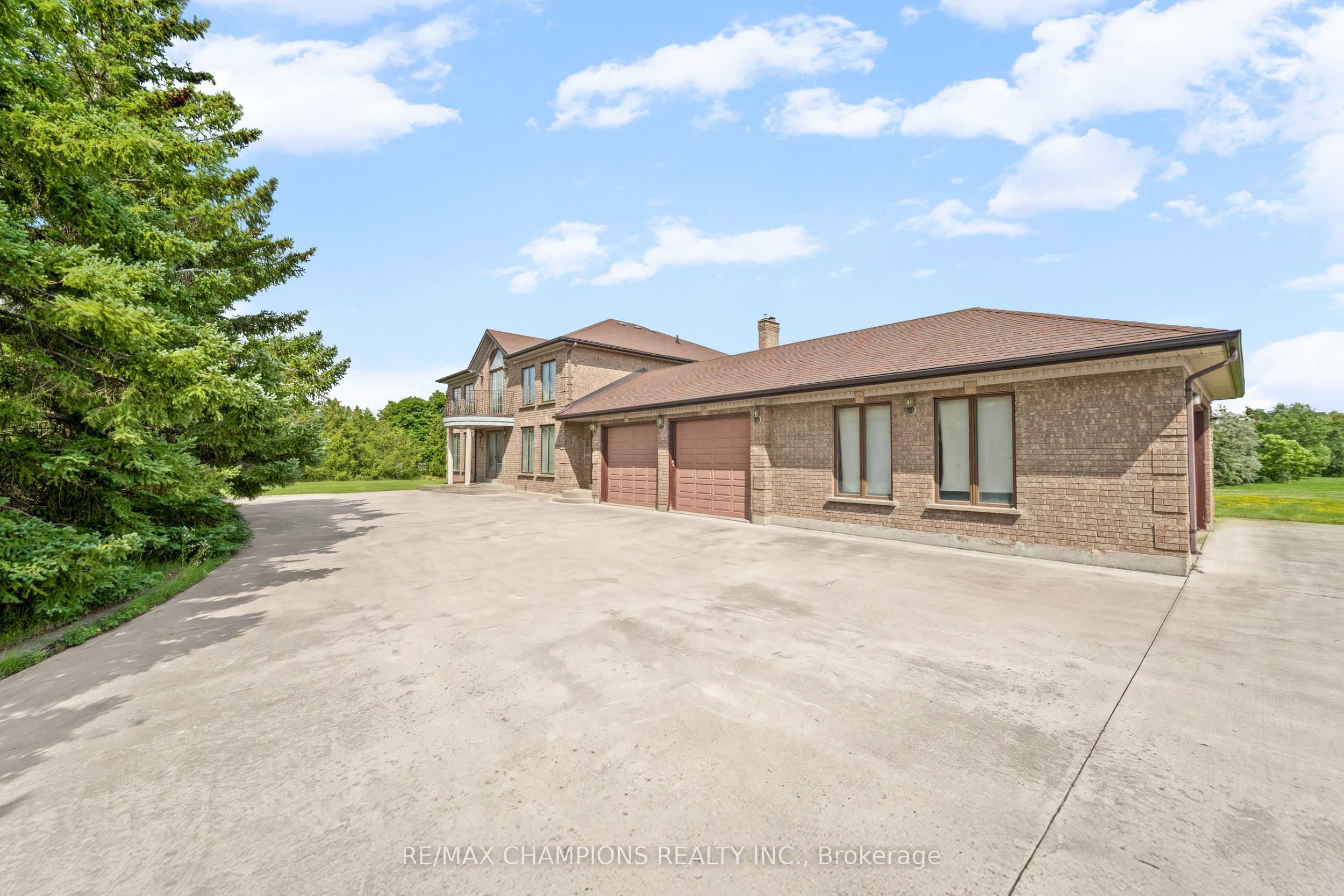4047 Countryside Drive E Property Photo 2