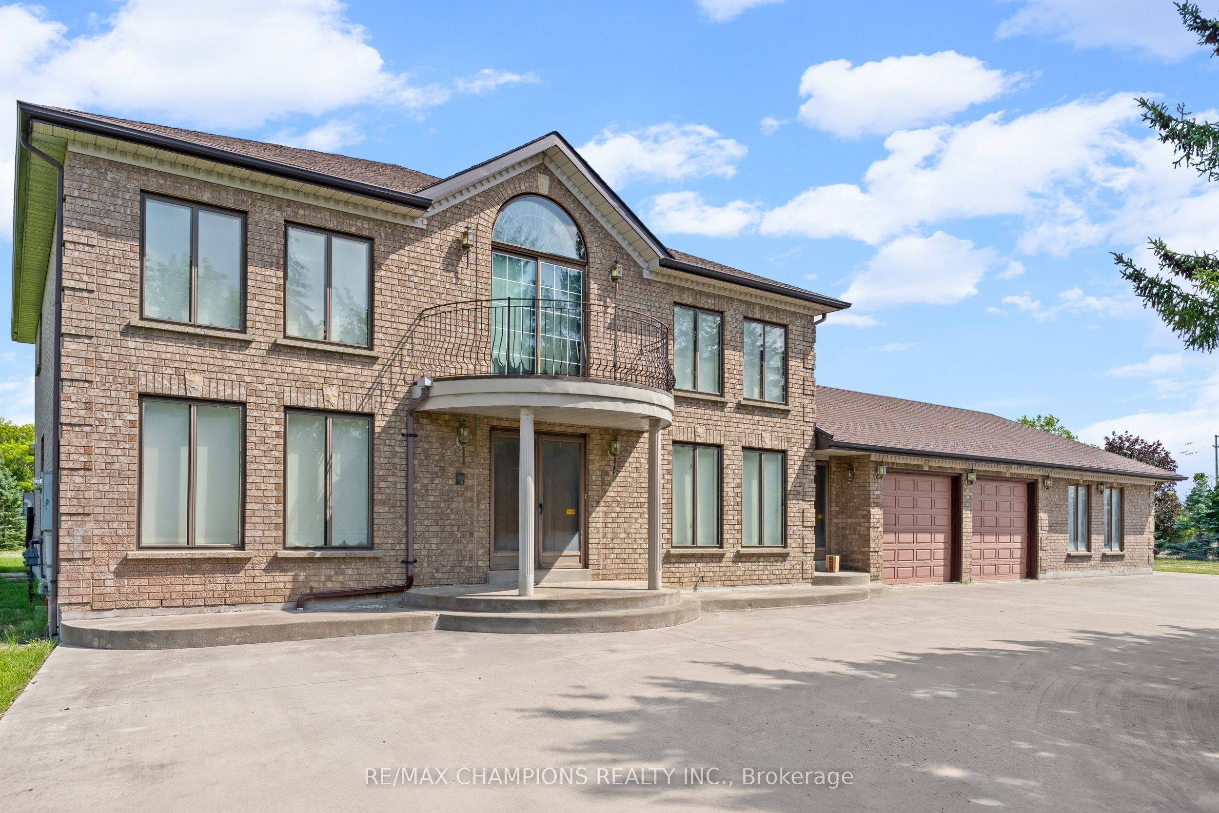 4047 Countryside Drive E Property Photo 4