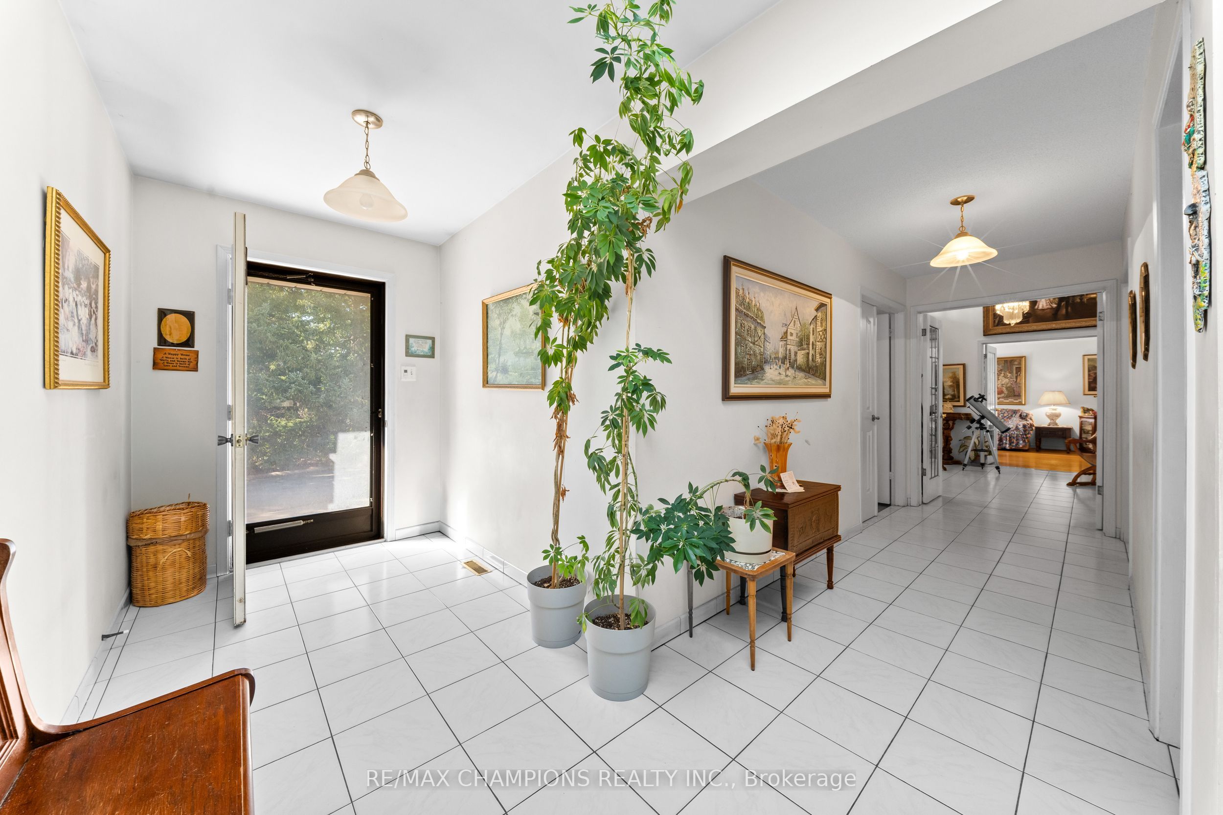 4047 Countryside Drive E Property Photo 6