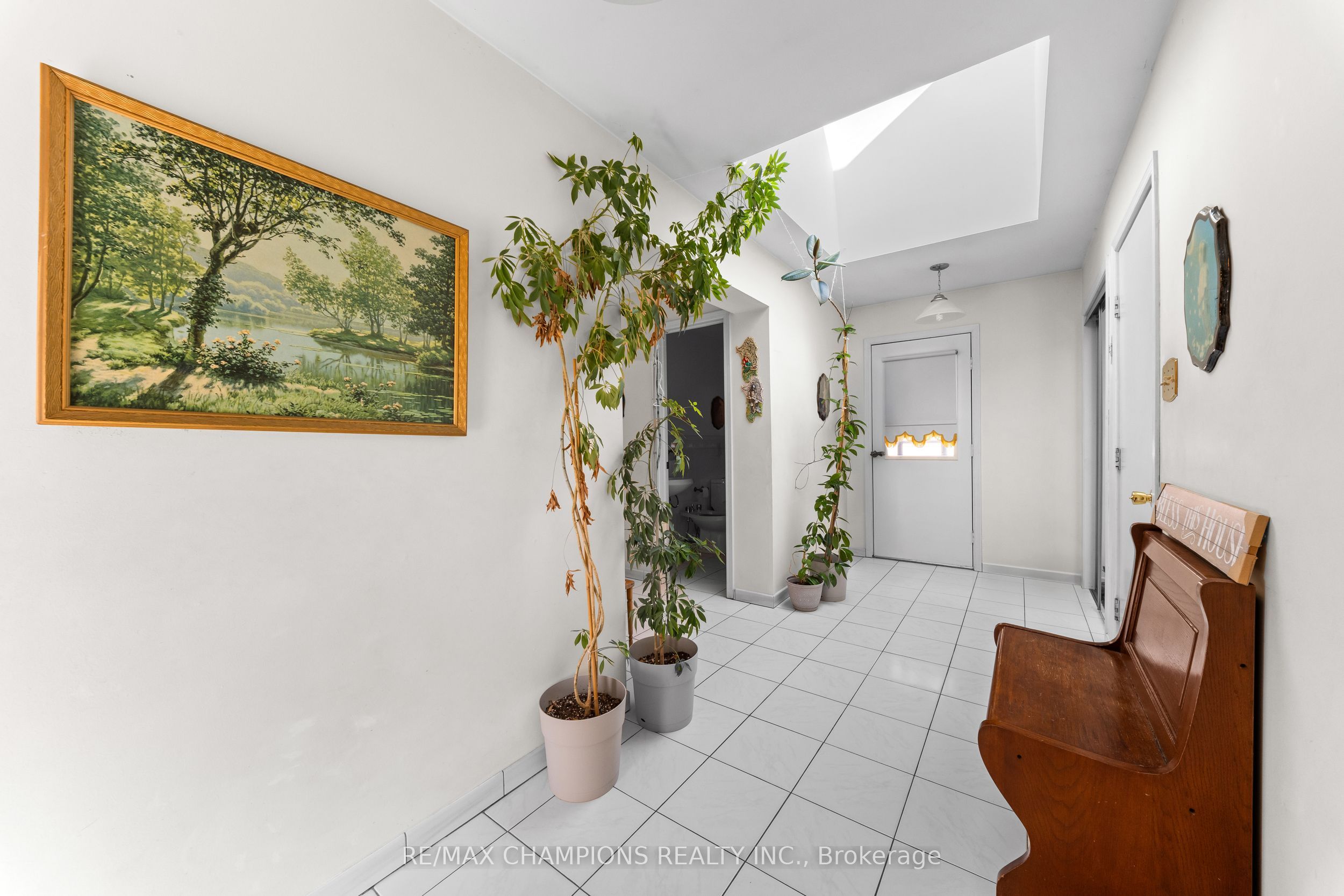 4047 Countryside Drive E Property Photo 7