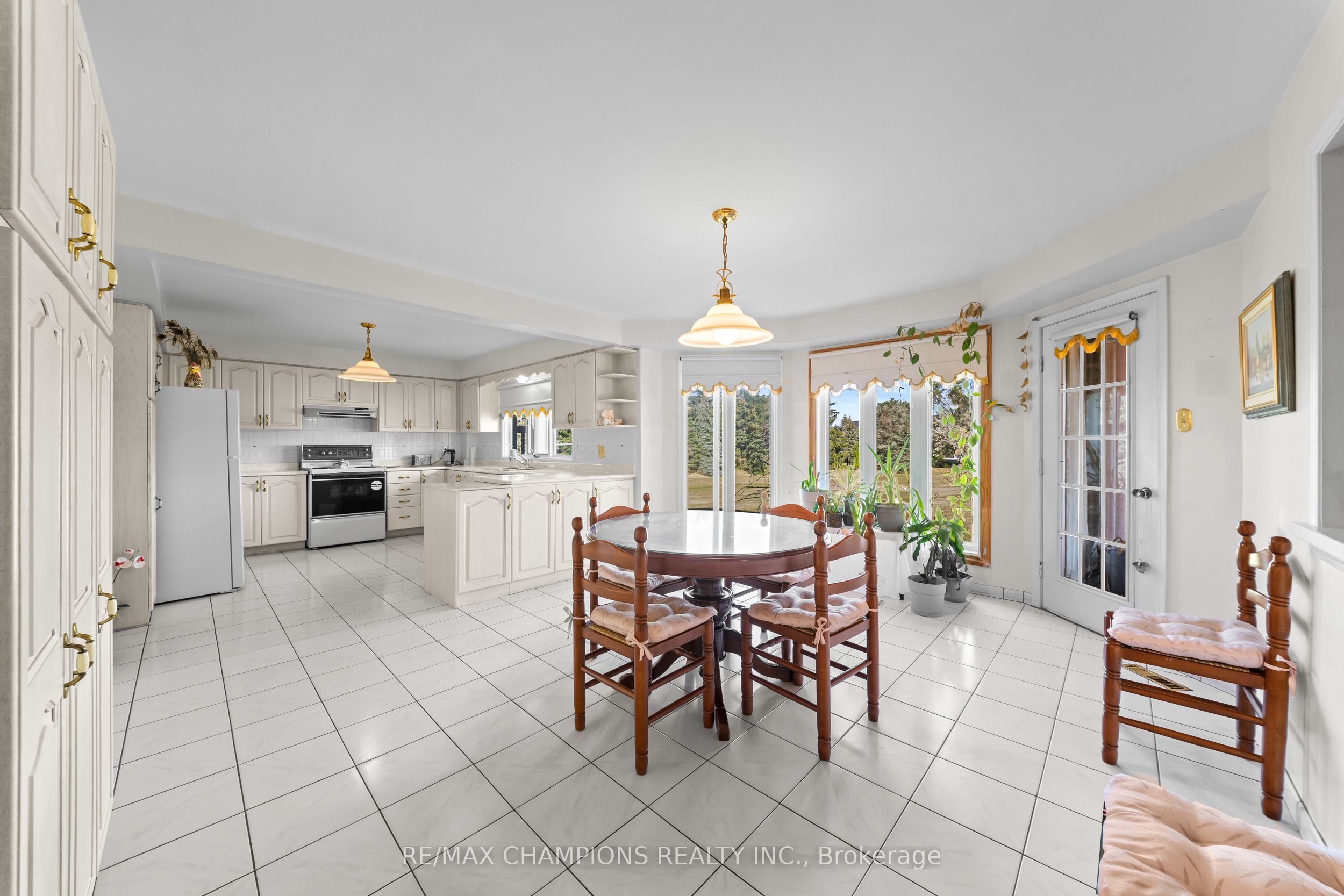 4047 Countryside Drive E Property Photo 12