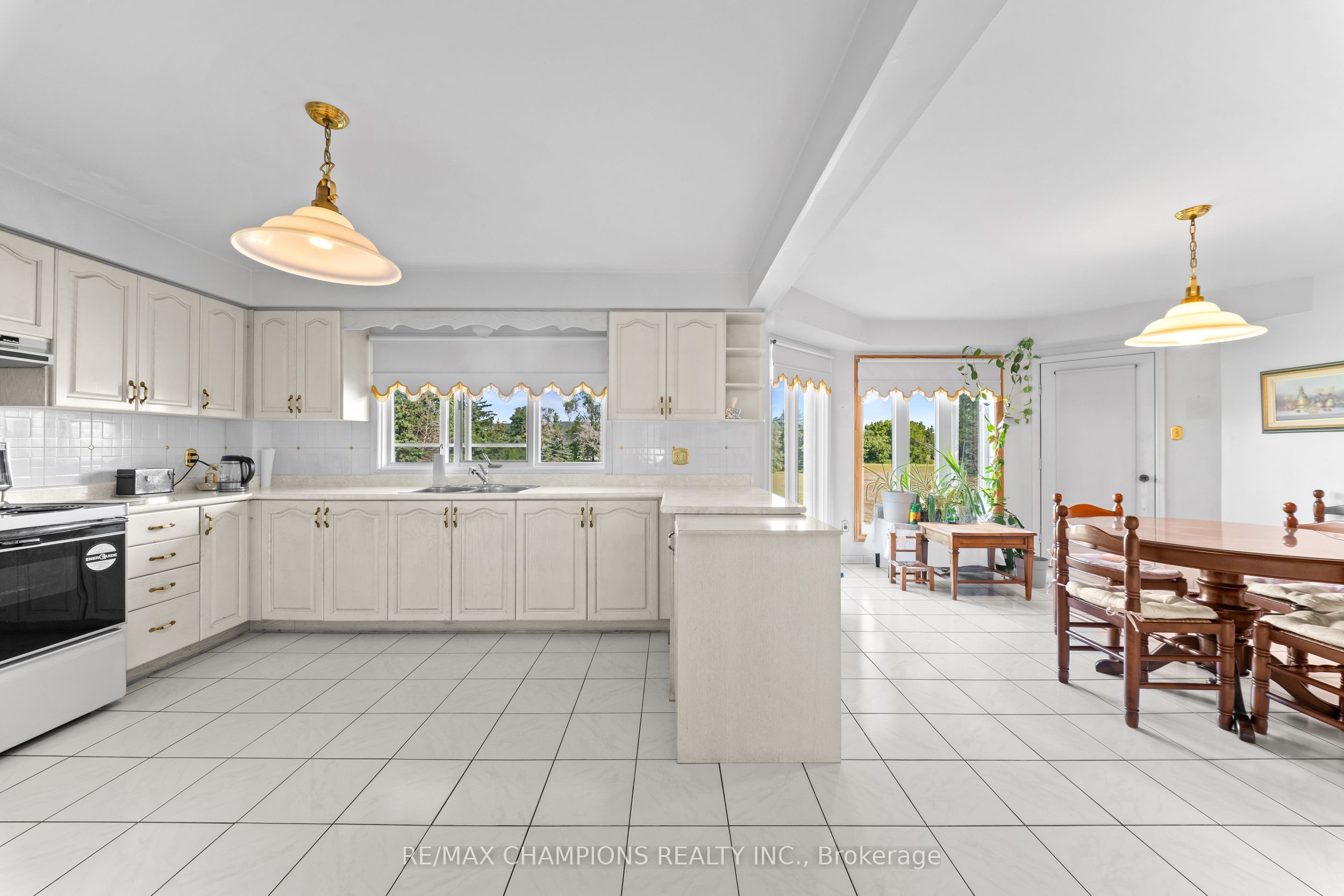 4047 Countryside Drive E Property Photo 13