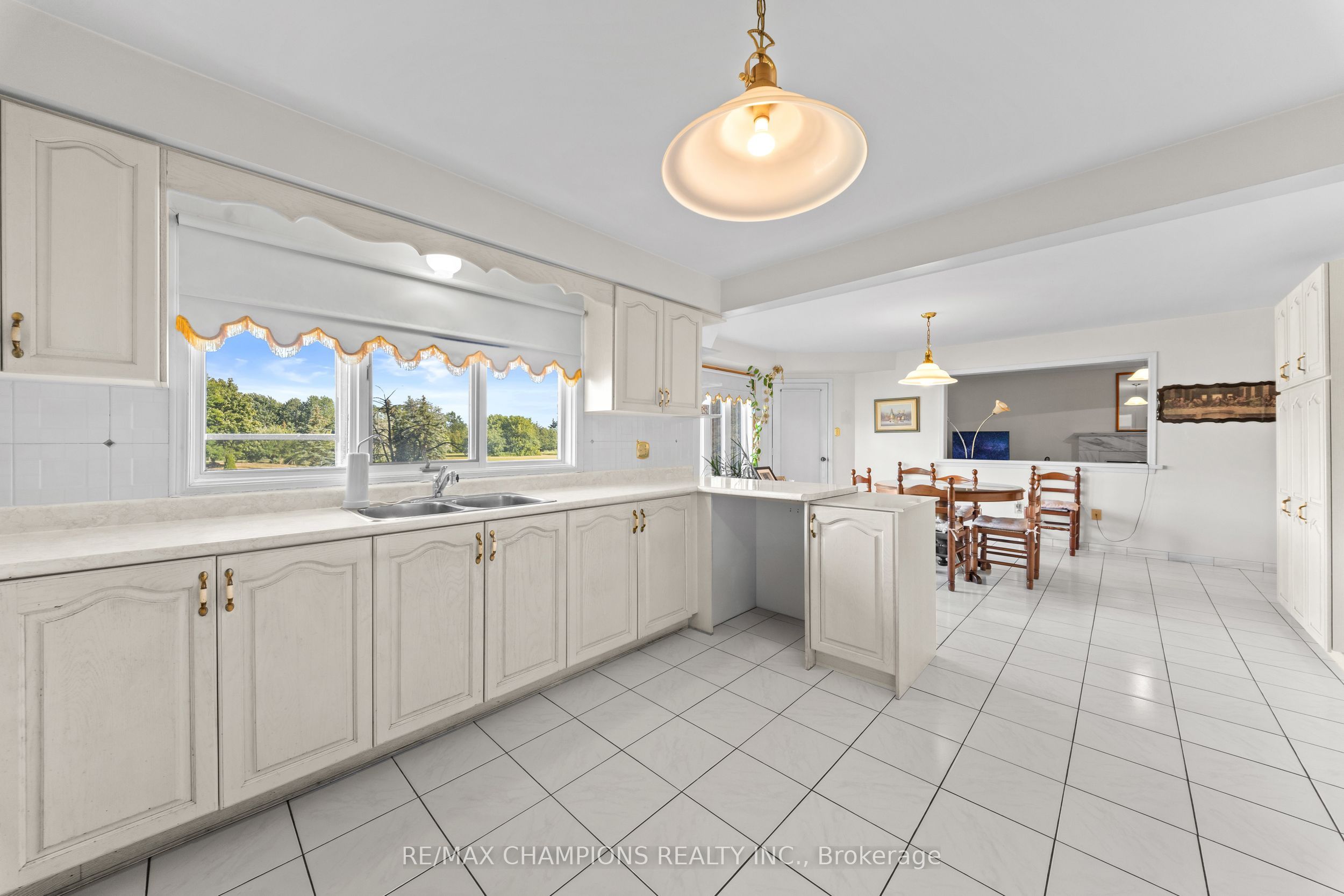 4047 Countryside Drive E Property Photo 14