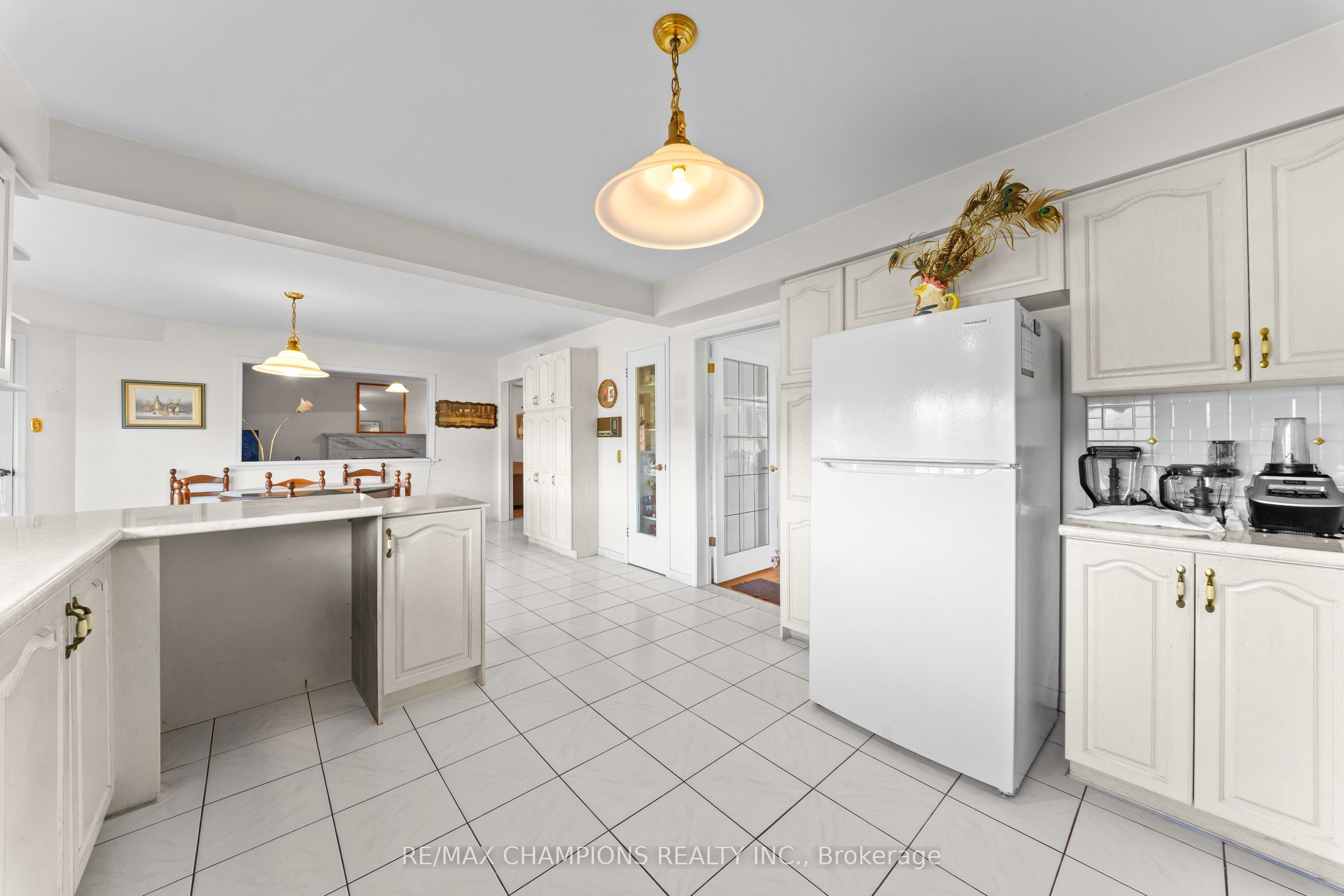 4047 Countryside Drive E Property Photo 15