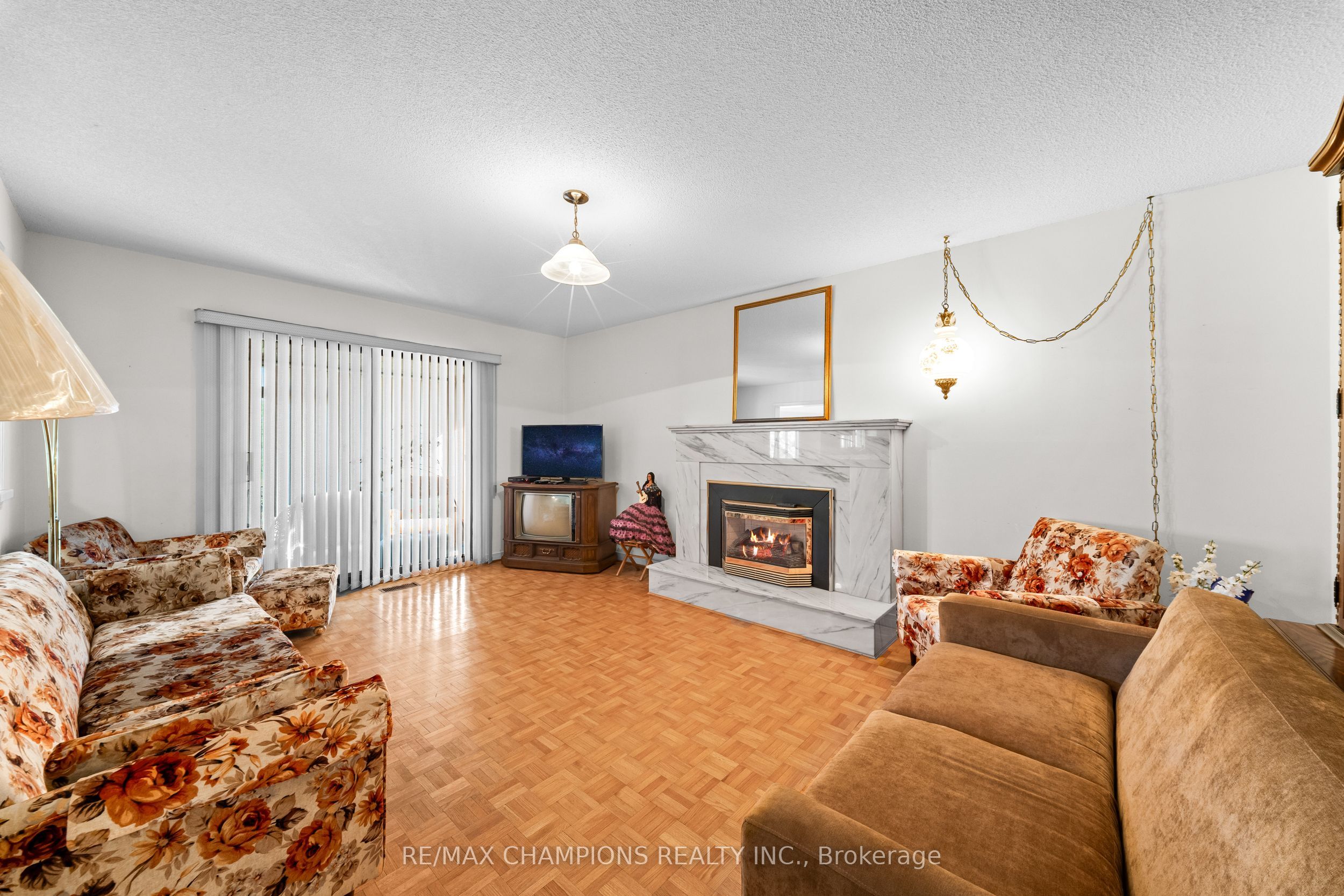 4047 Countryside Drive E Property Photo 20