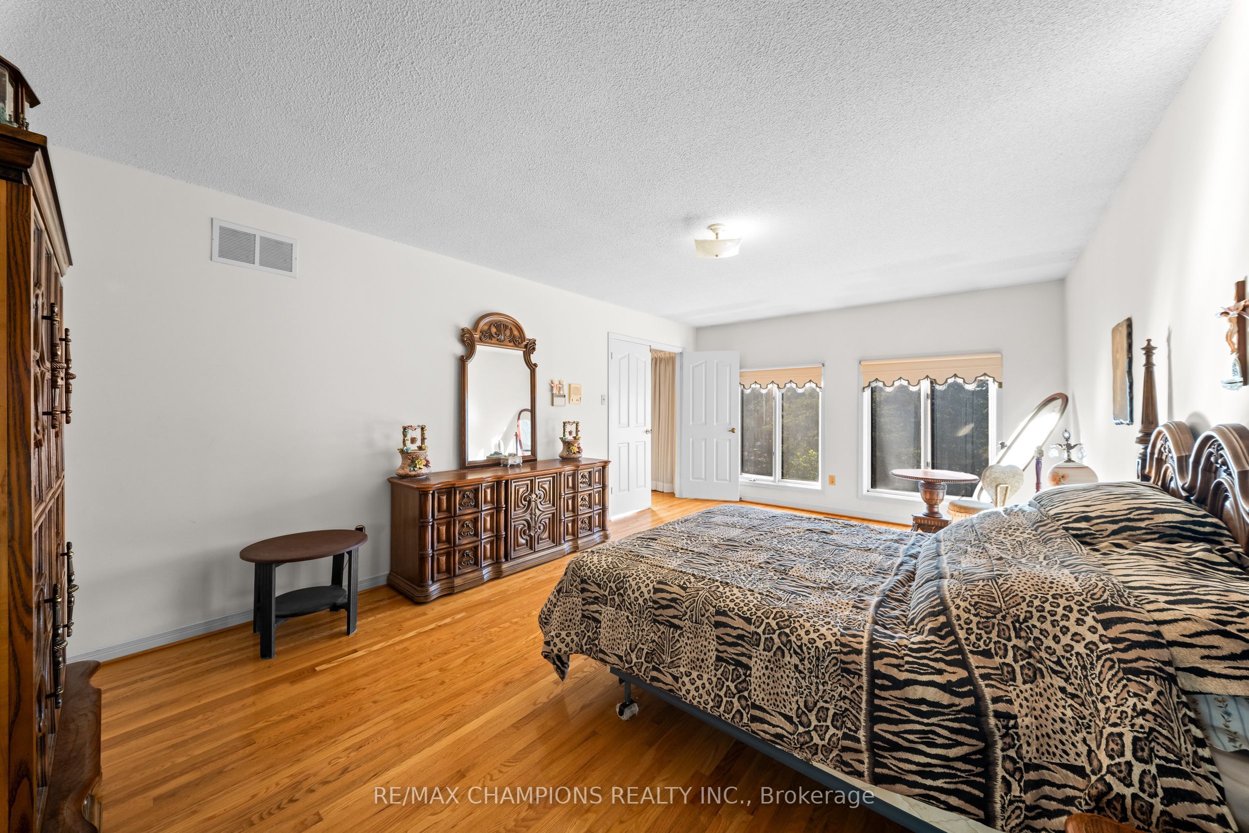 4047 Countryside Drive E Property Photo 30