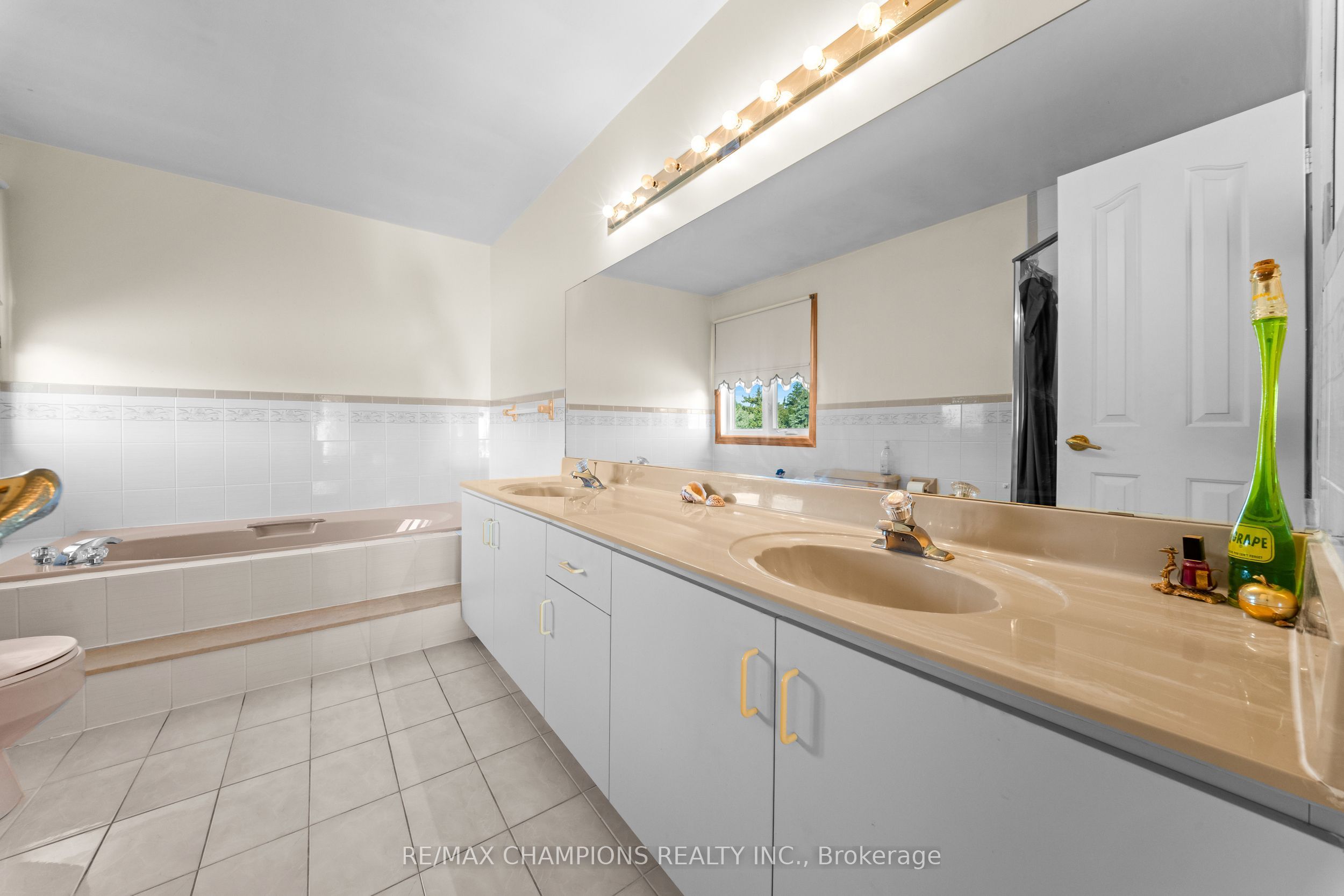 4047 Countryside Drive E Property Photo 31