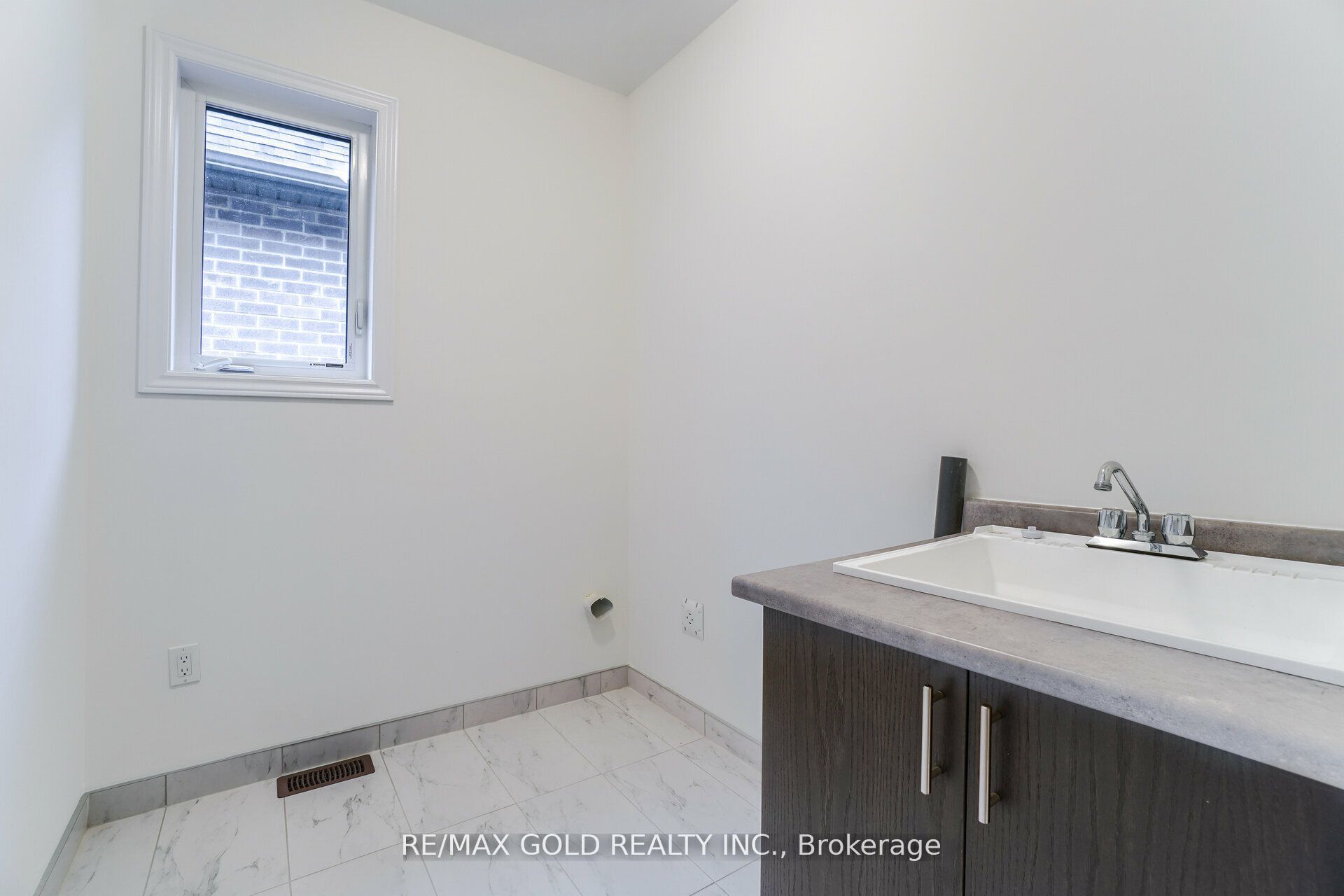 26 Del Grappa Street Property Photo 35