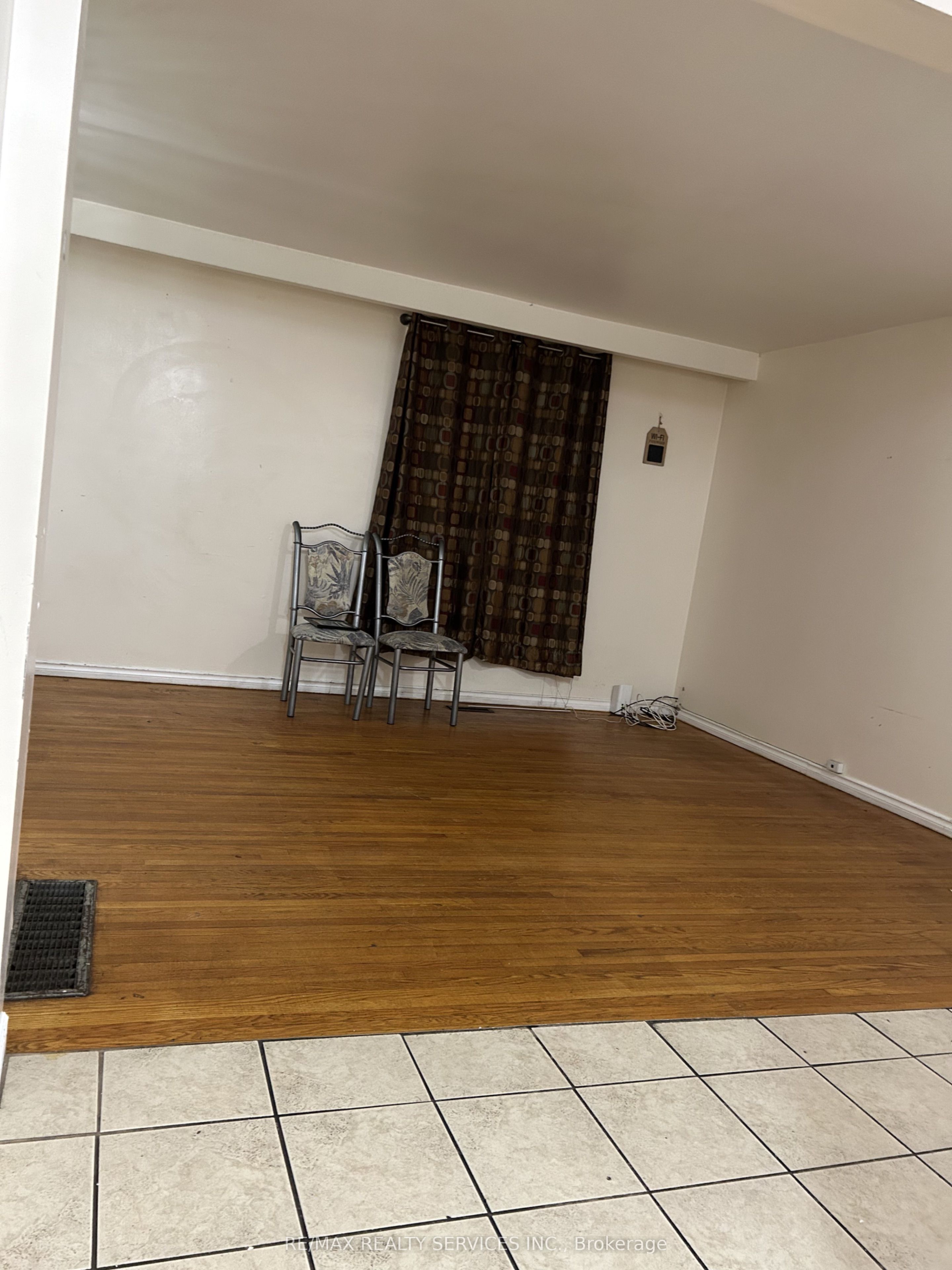 100 Sutherland Avenue Property Photo 4