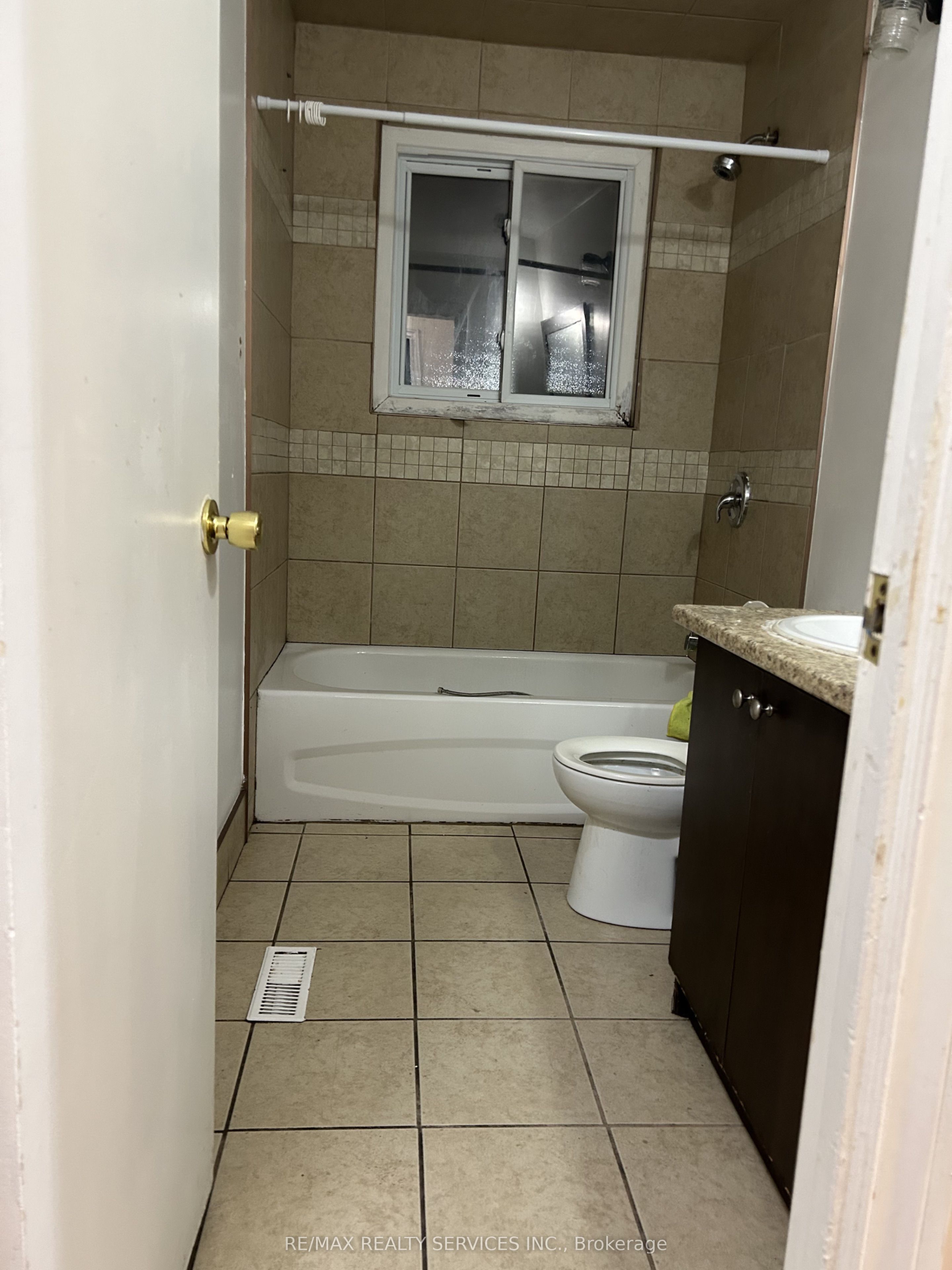 100 Sutherland Avenue Property Photo 5