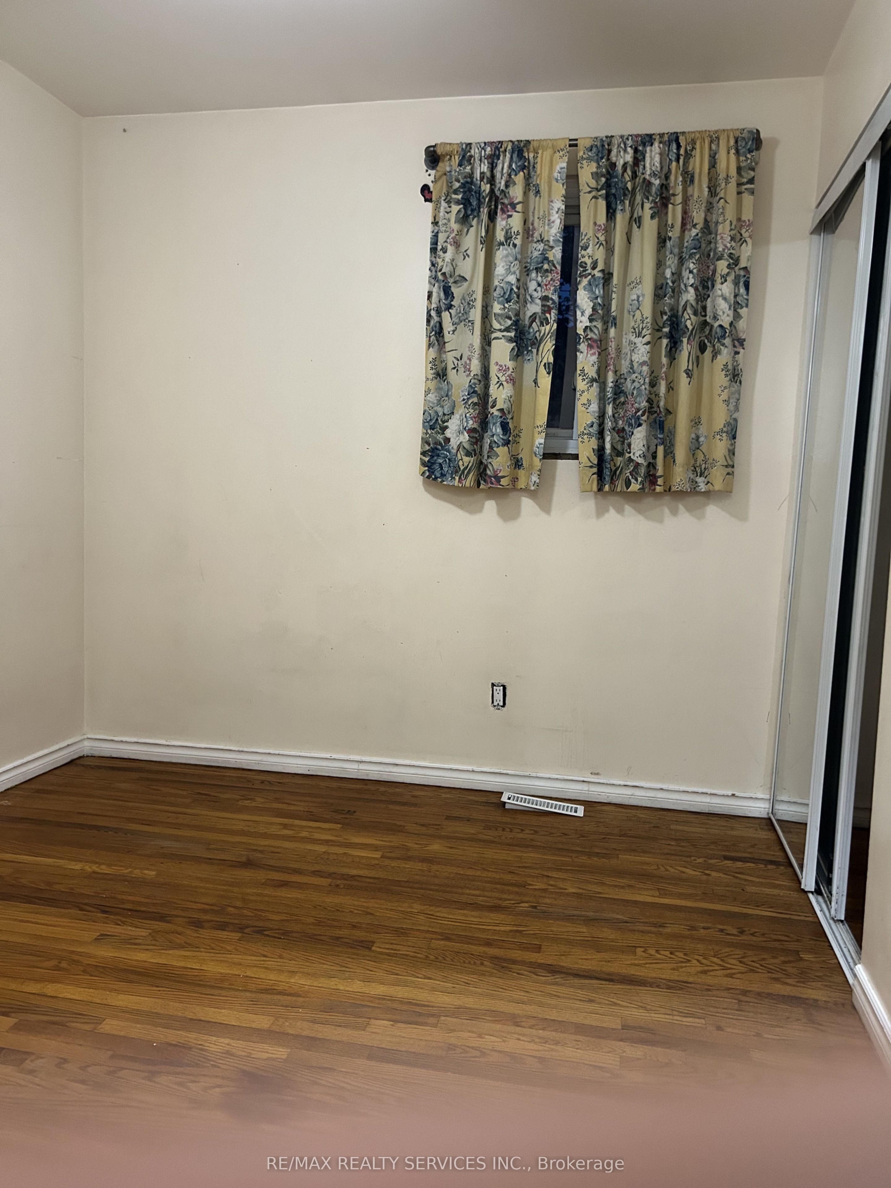 100 Sutherland Avenue Property Photo 6