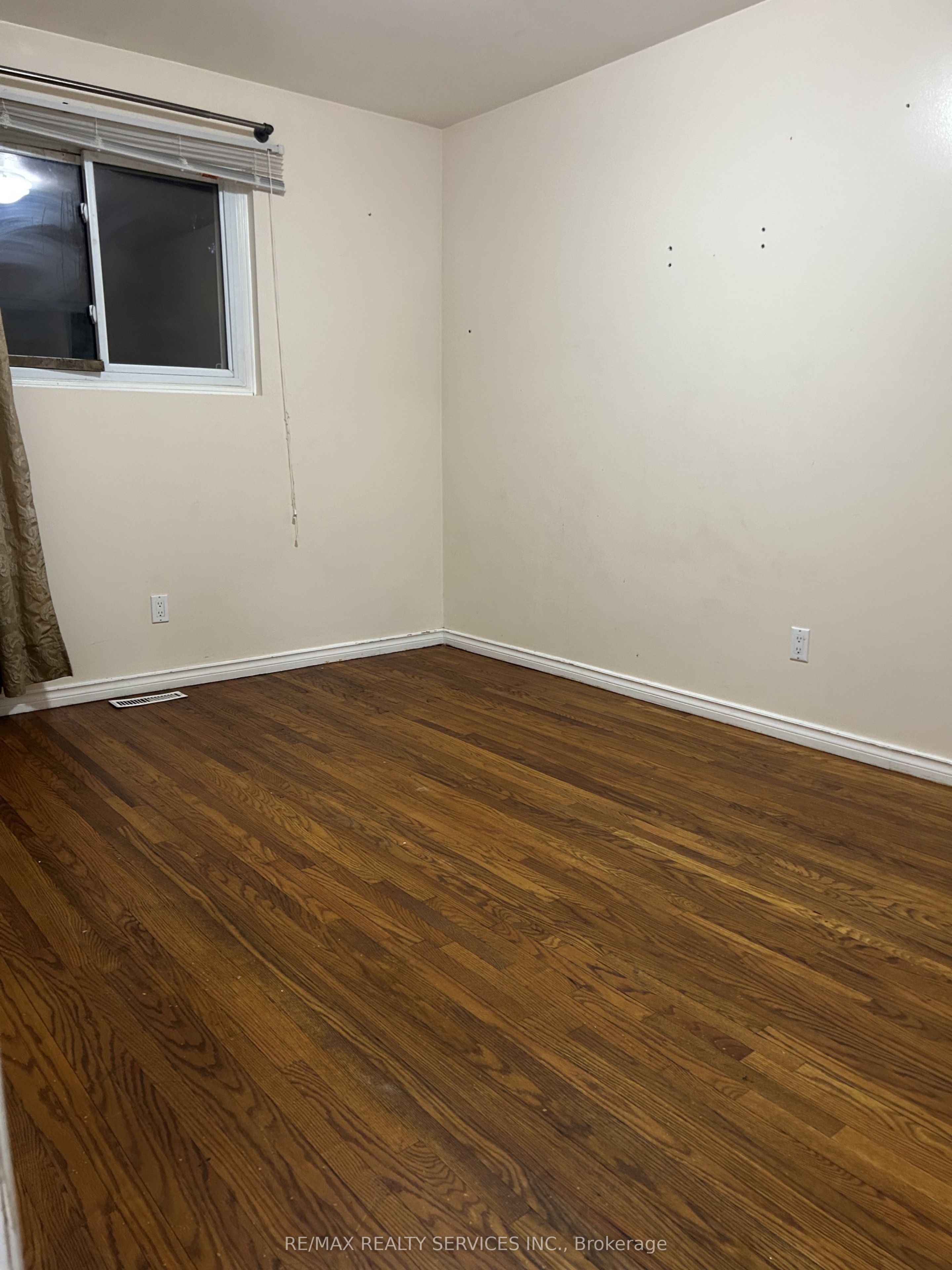 100 Sutherland Avenue Property Photo 8
