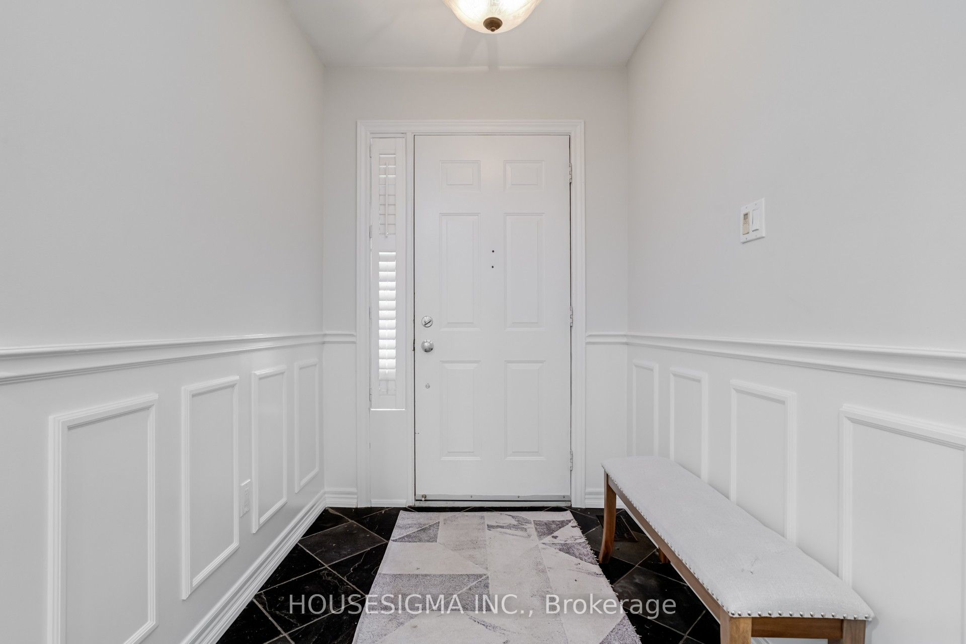 1475 Ravensmoor Crescent Property Photo 3