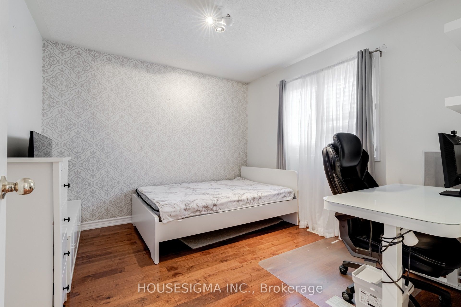 1475 Ravensmoor Crescent Property Photo 23