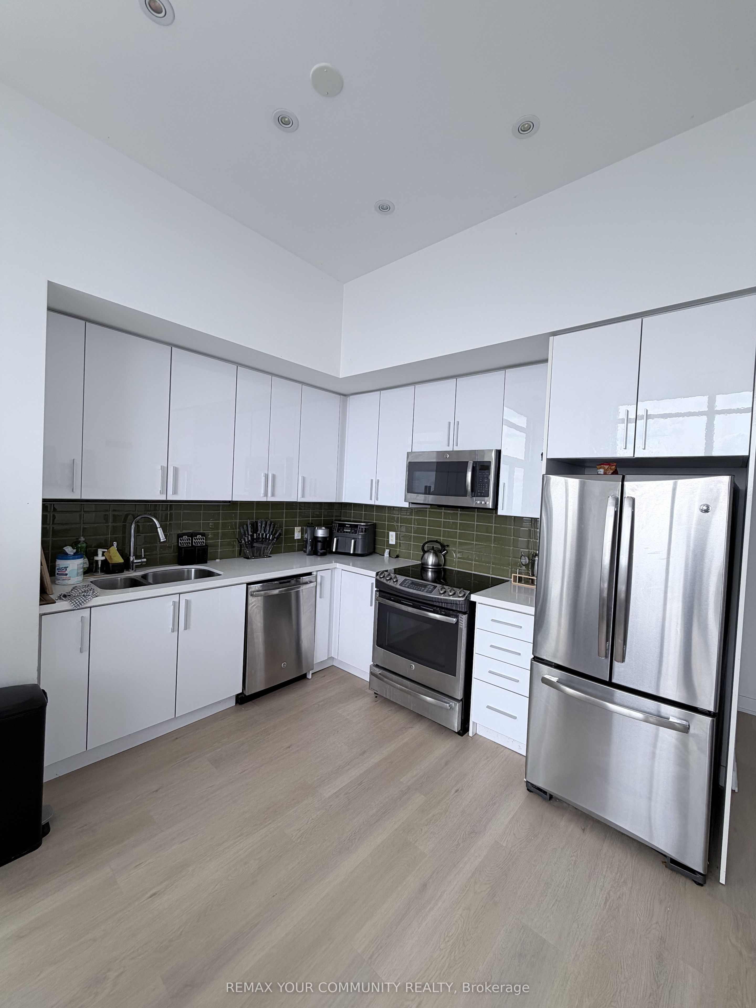 2220 Lakeshore Boulevard Ph2 Property Photo 3