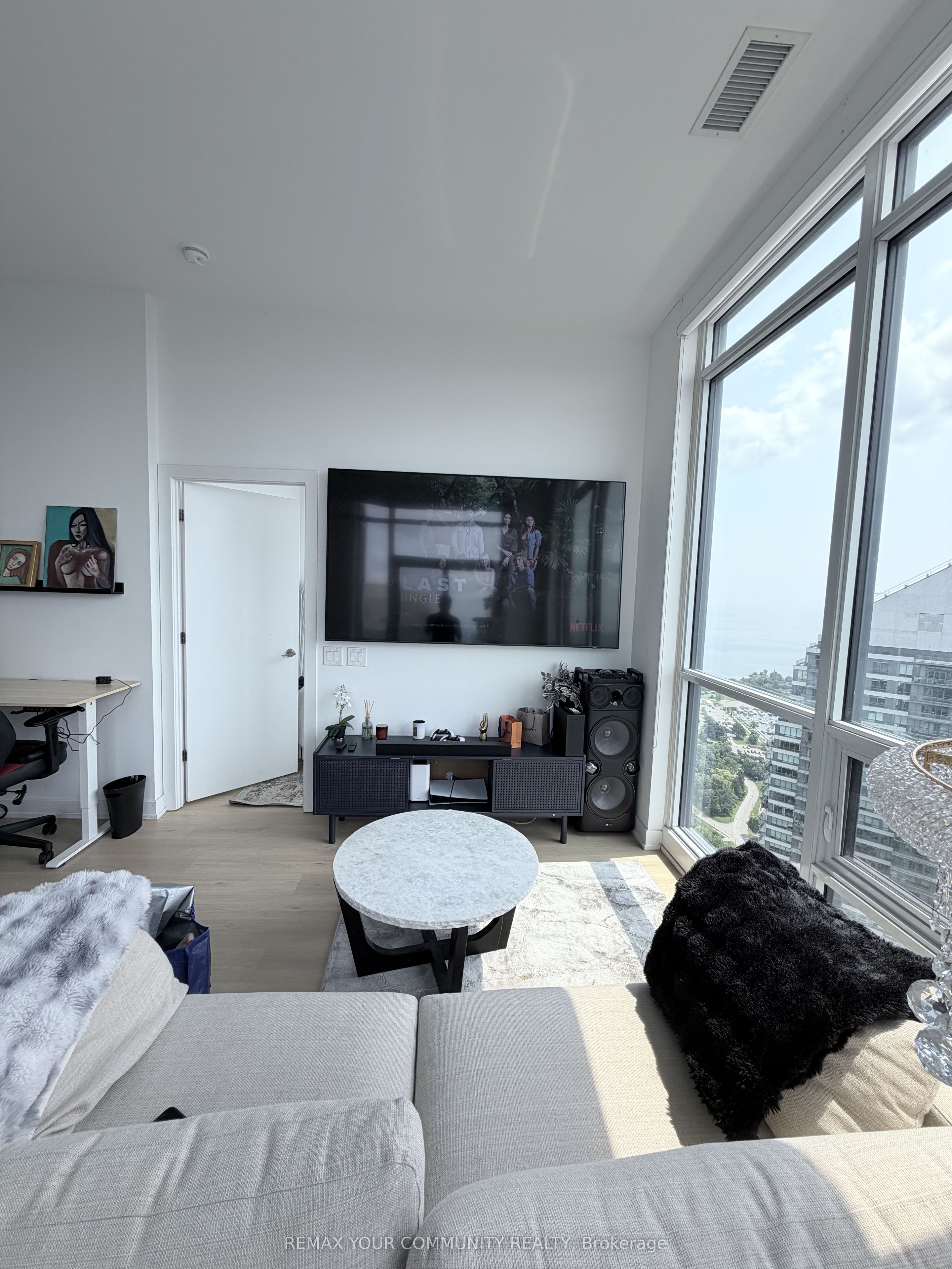 2220 Lakeshore Boulevard Ph2 Property Photo 6