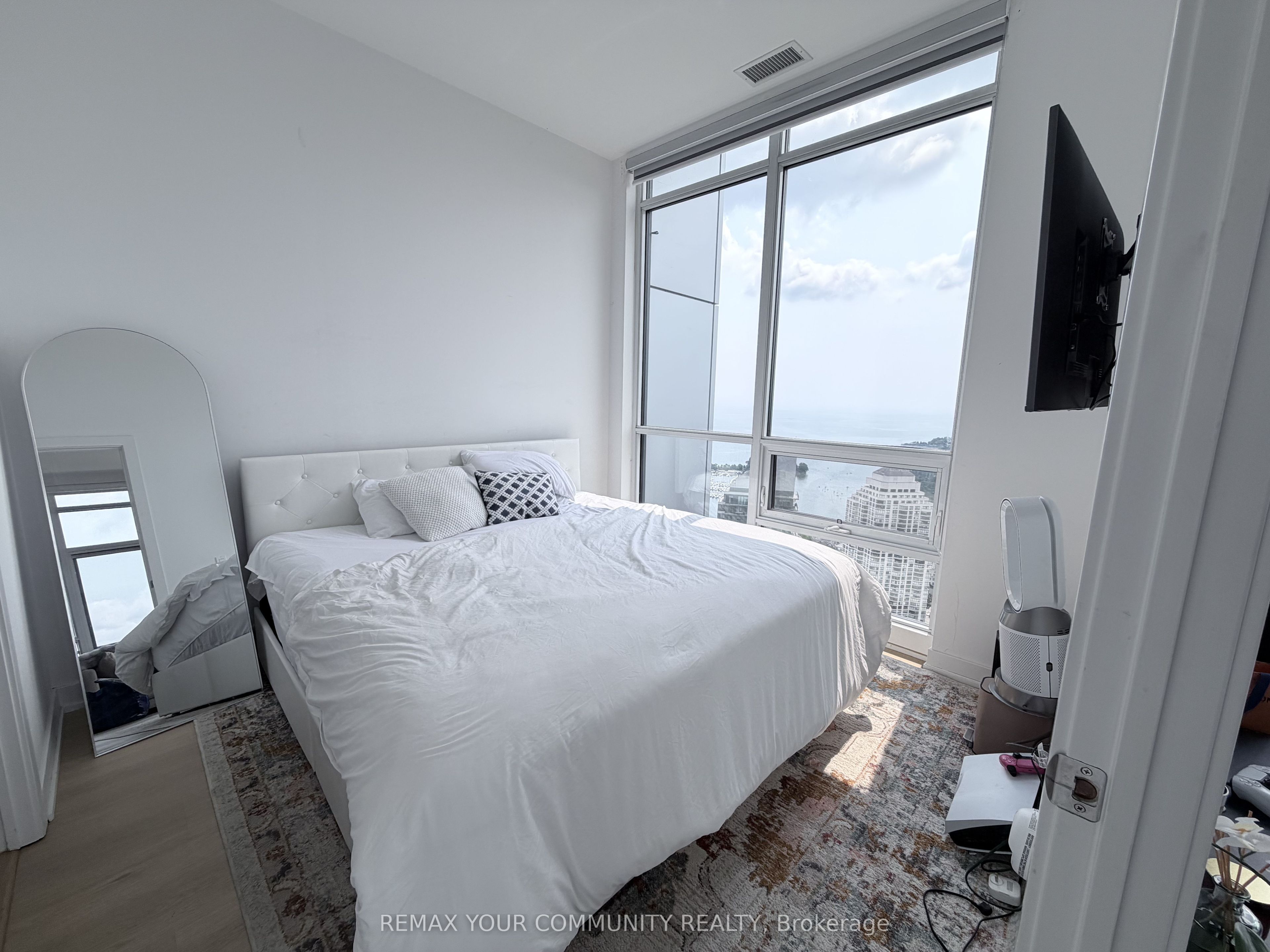 2220 Lakeshore Boulevard Ph2 Property Photo 9