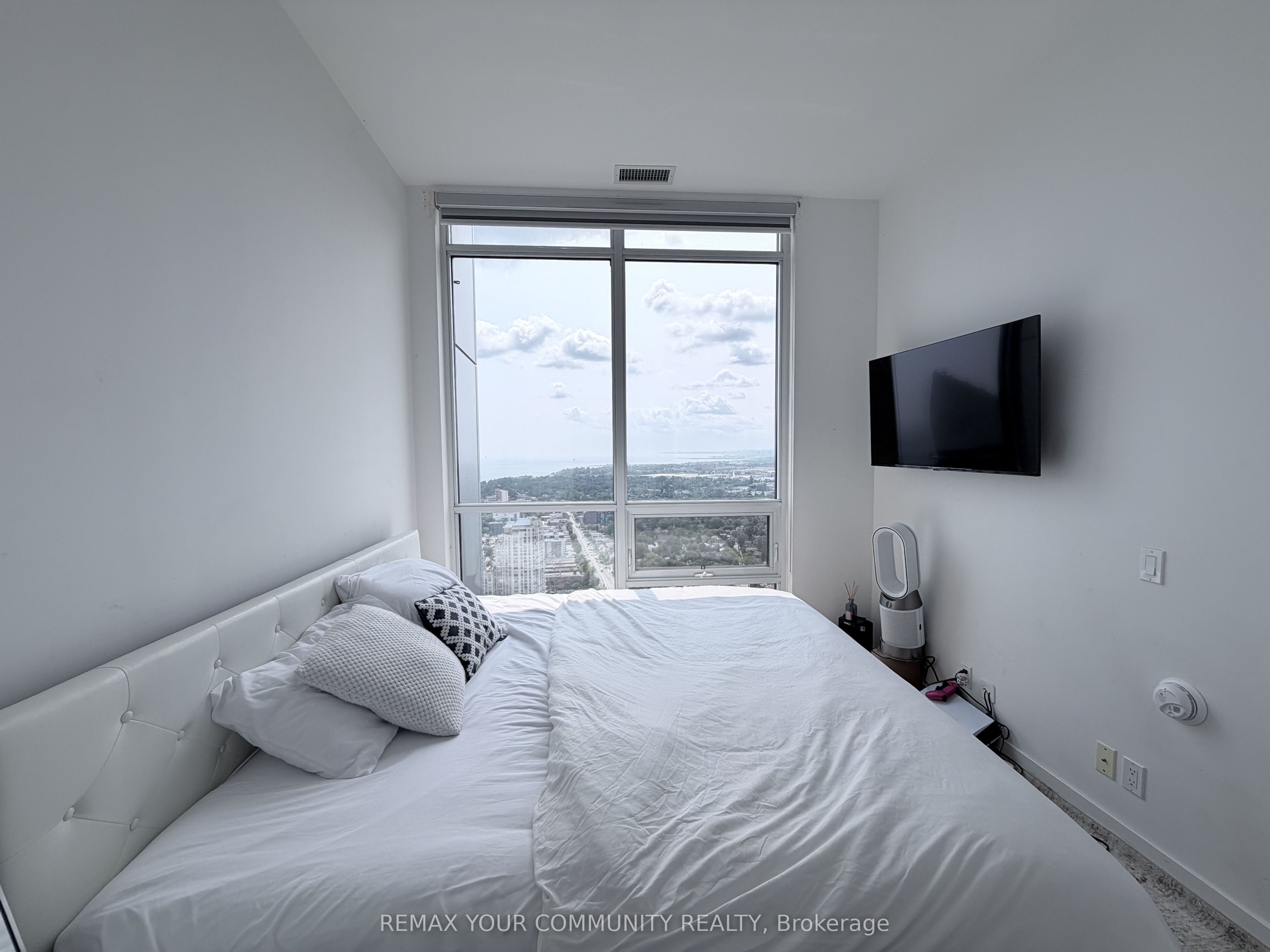 2220 Lakeshore Boulevard Ph2 Property Photo 13