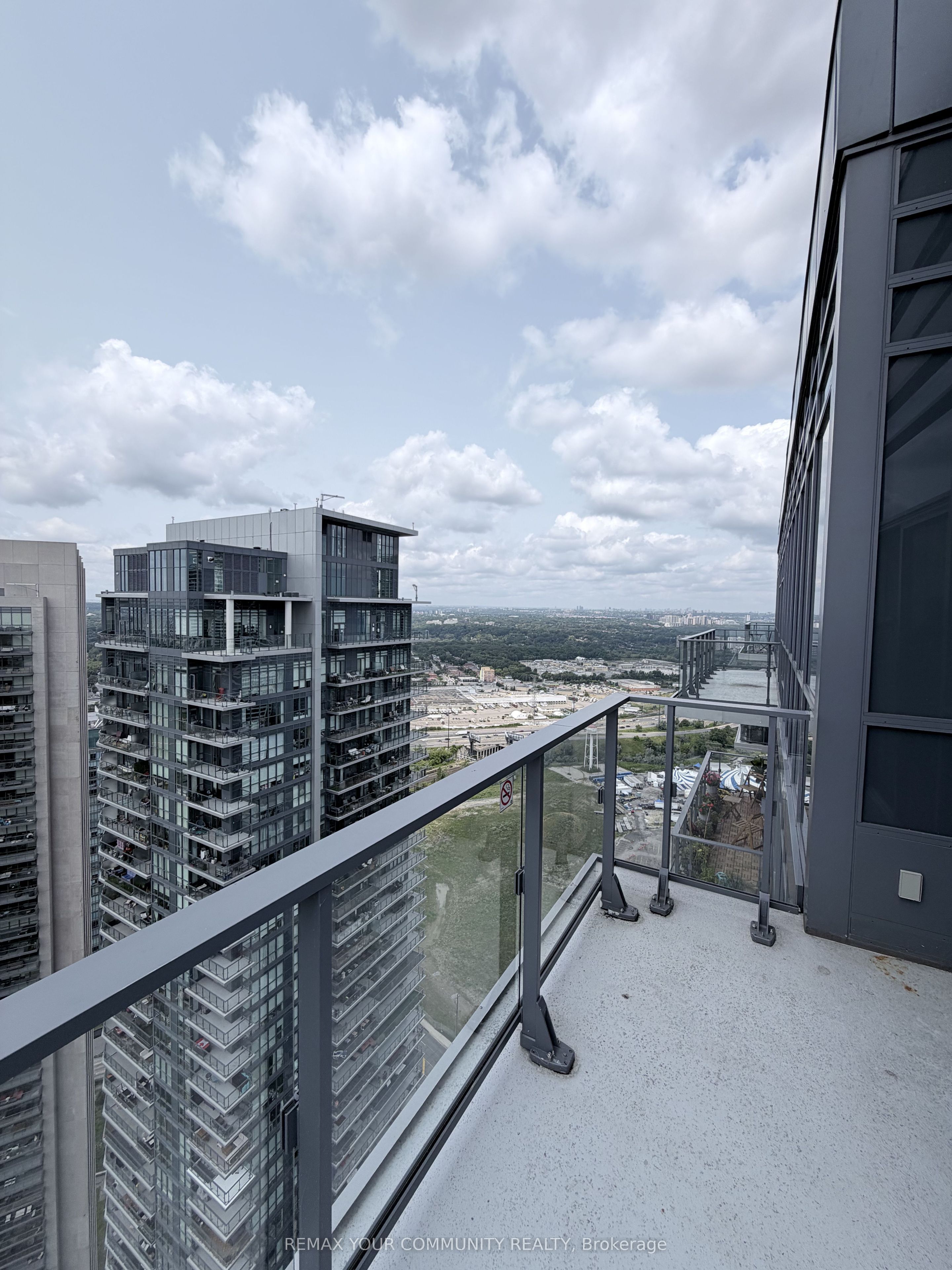 2220 Lakeshore Boulevard Ph2 Property Photo 19