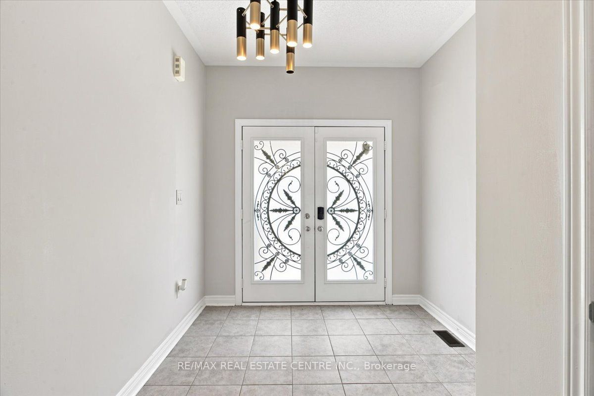 1053 Job Crescent Property Photo 2