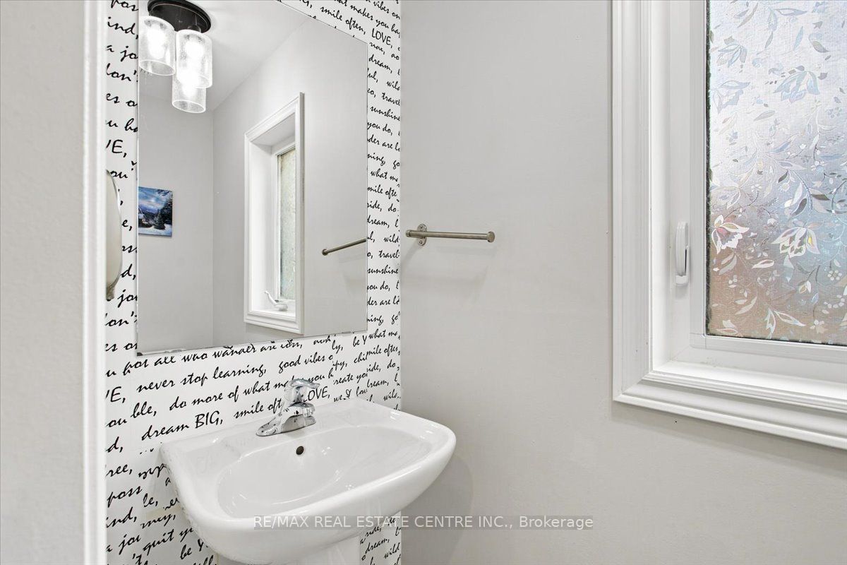 1053 Job Crescent Property Photo 4
