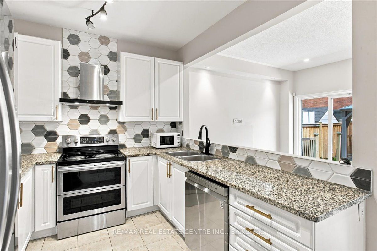1053 Job Crescent Property Photo 14