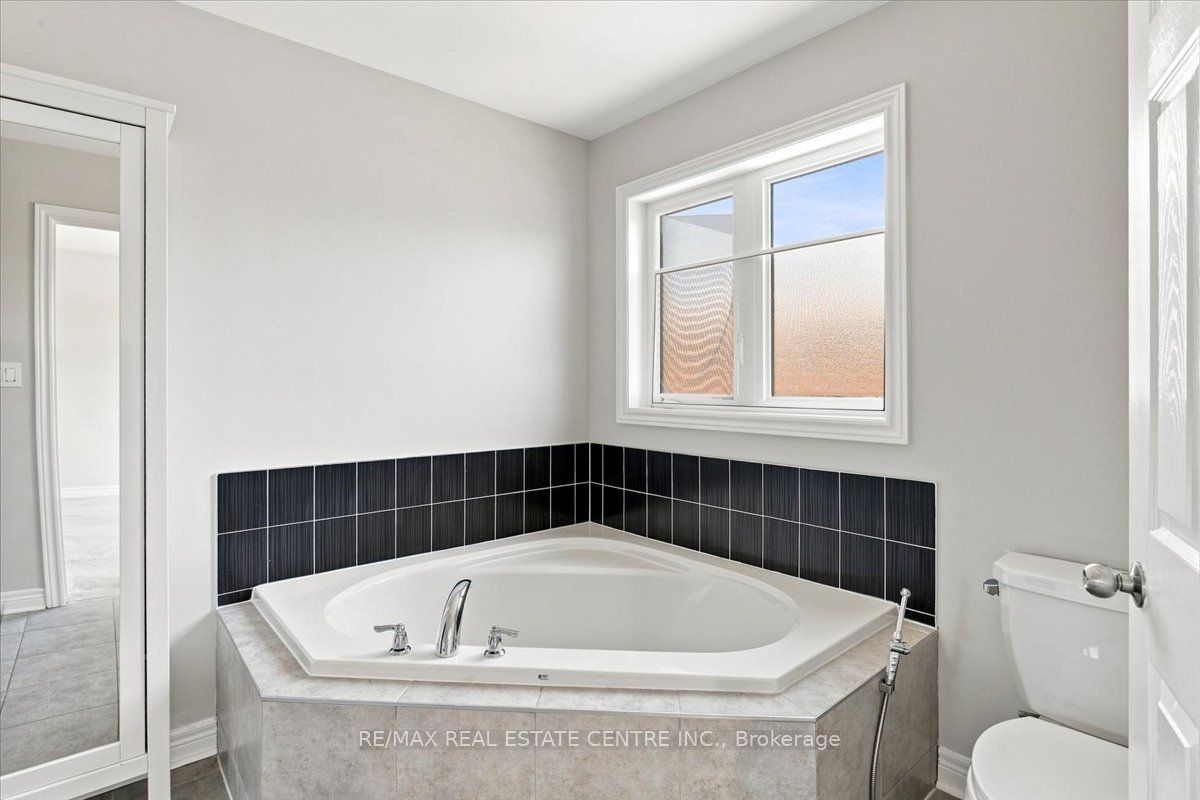 1053 Job Crescent Property Photo 23