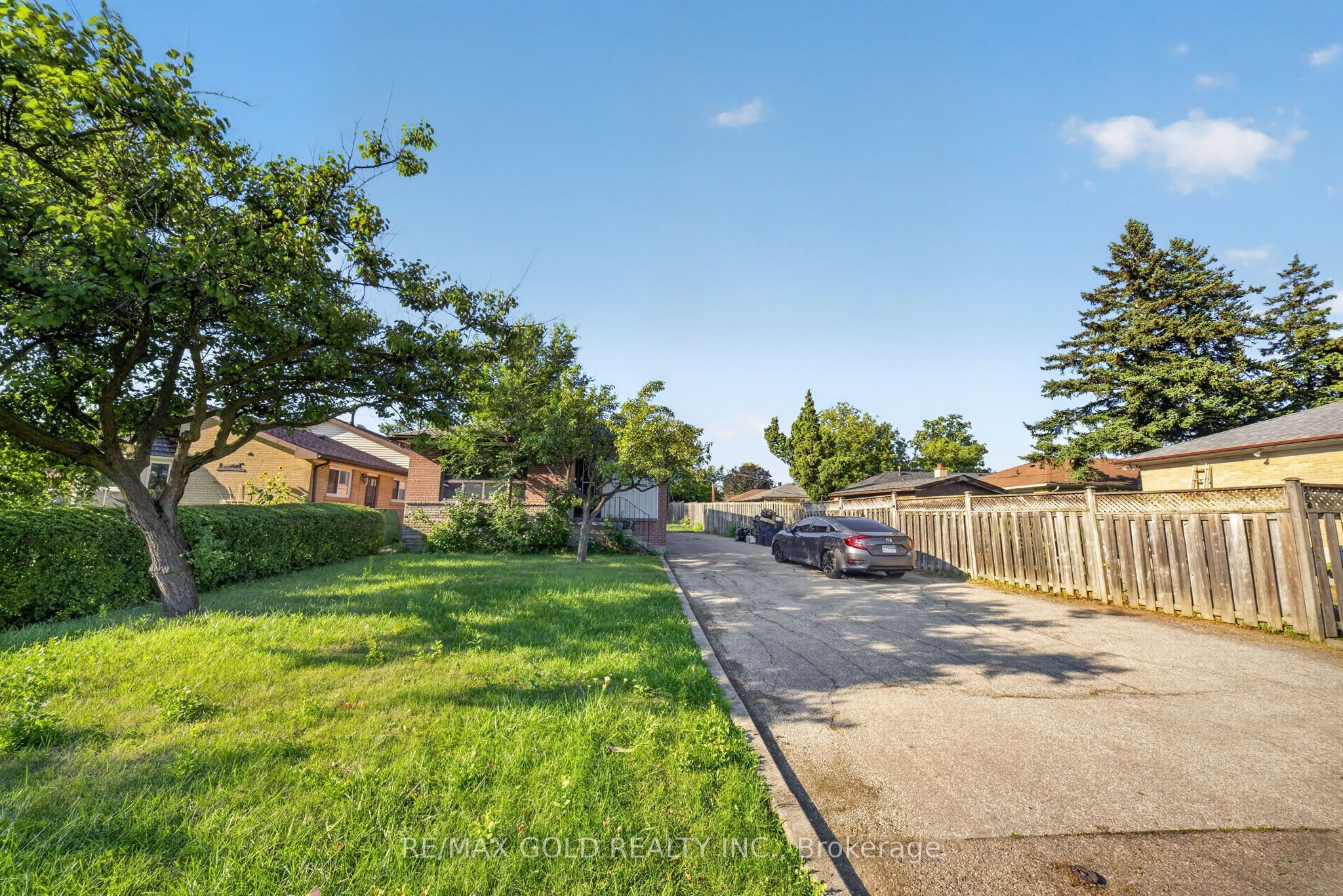 204 Taysham Crescent Upper Property Photo 1