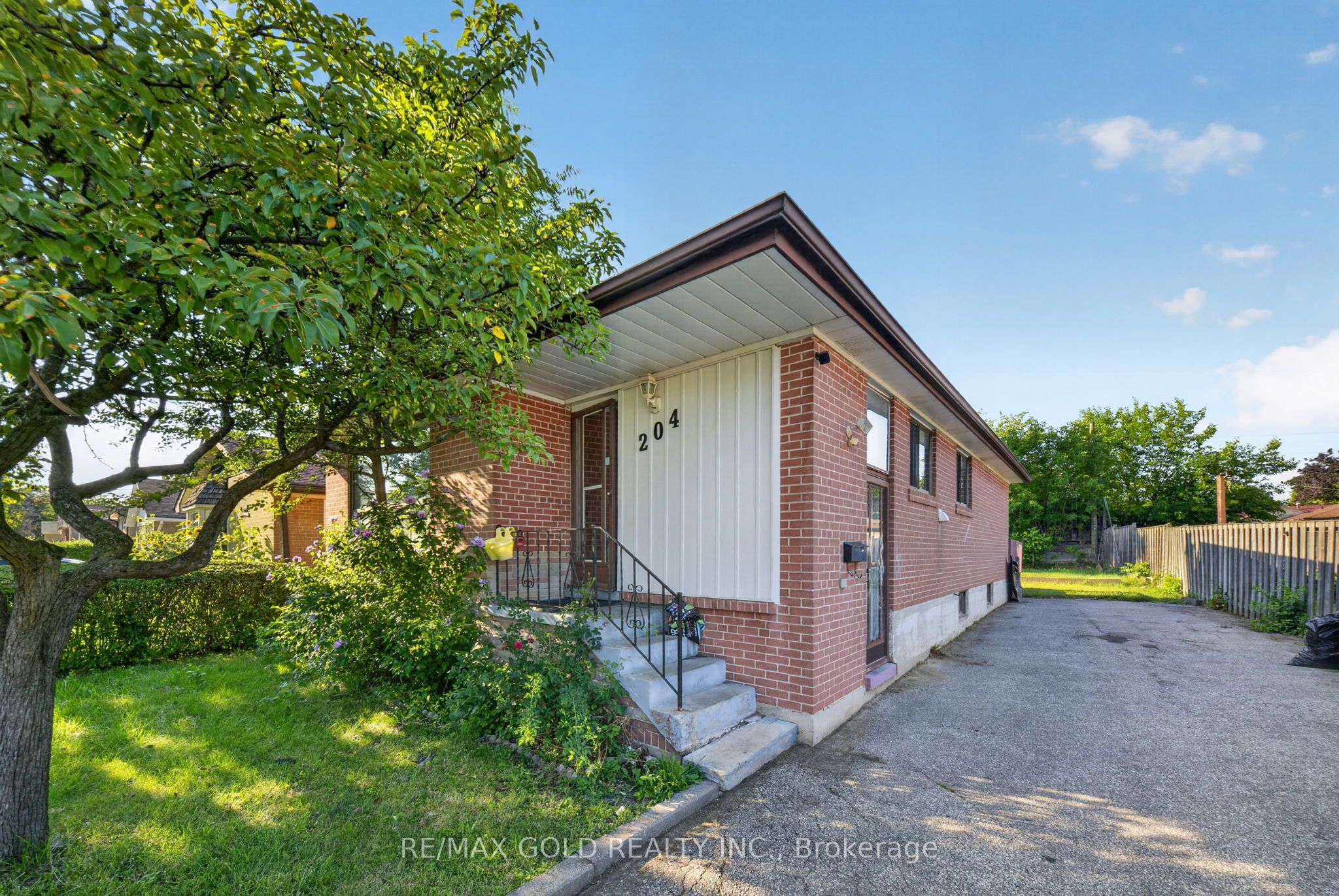 204 Taysham Crescent Upper Property Photo 2