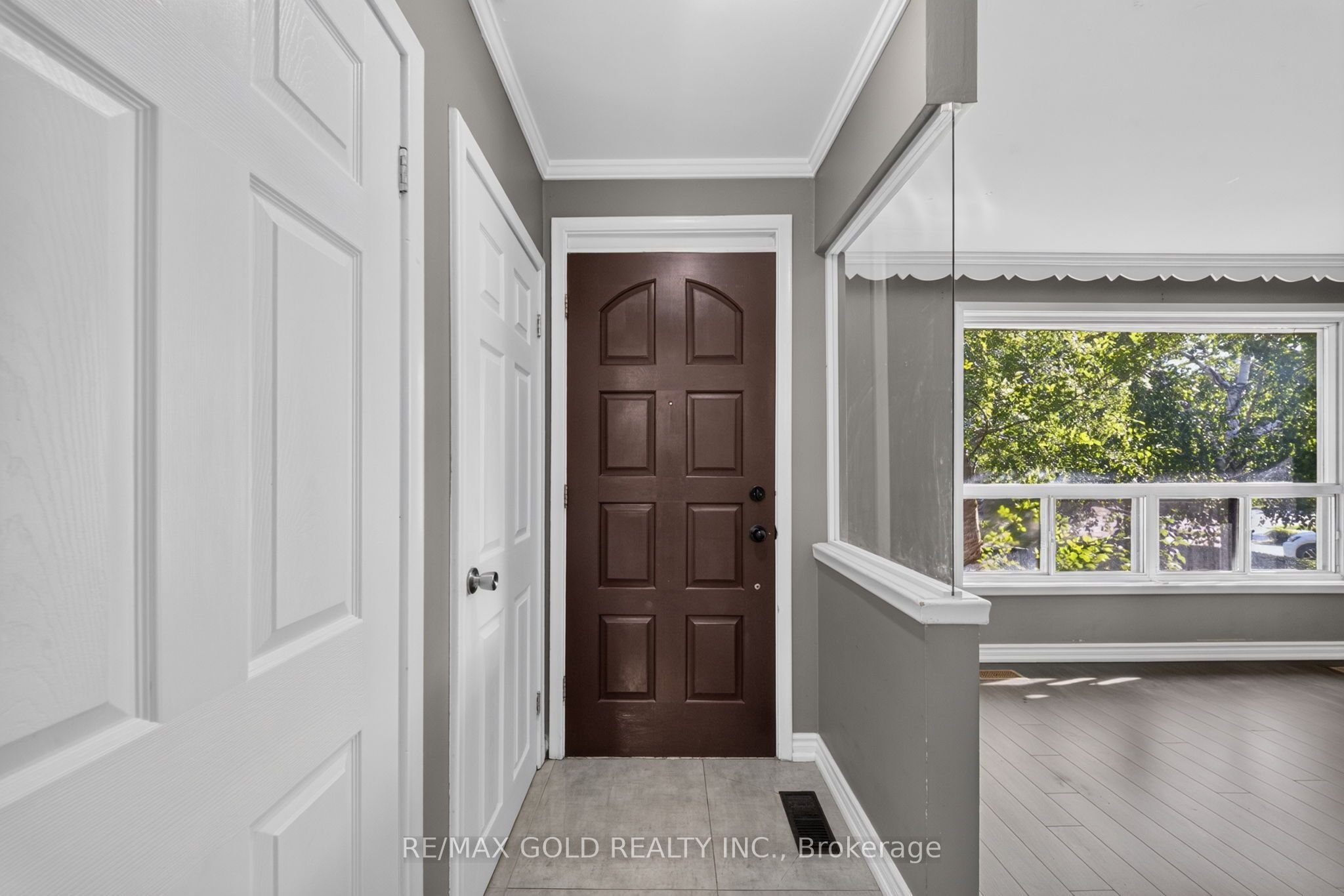 204 Taysham Crescent Upper Property Photo 3