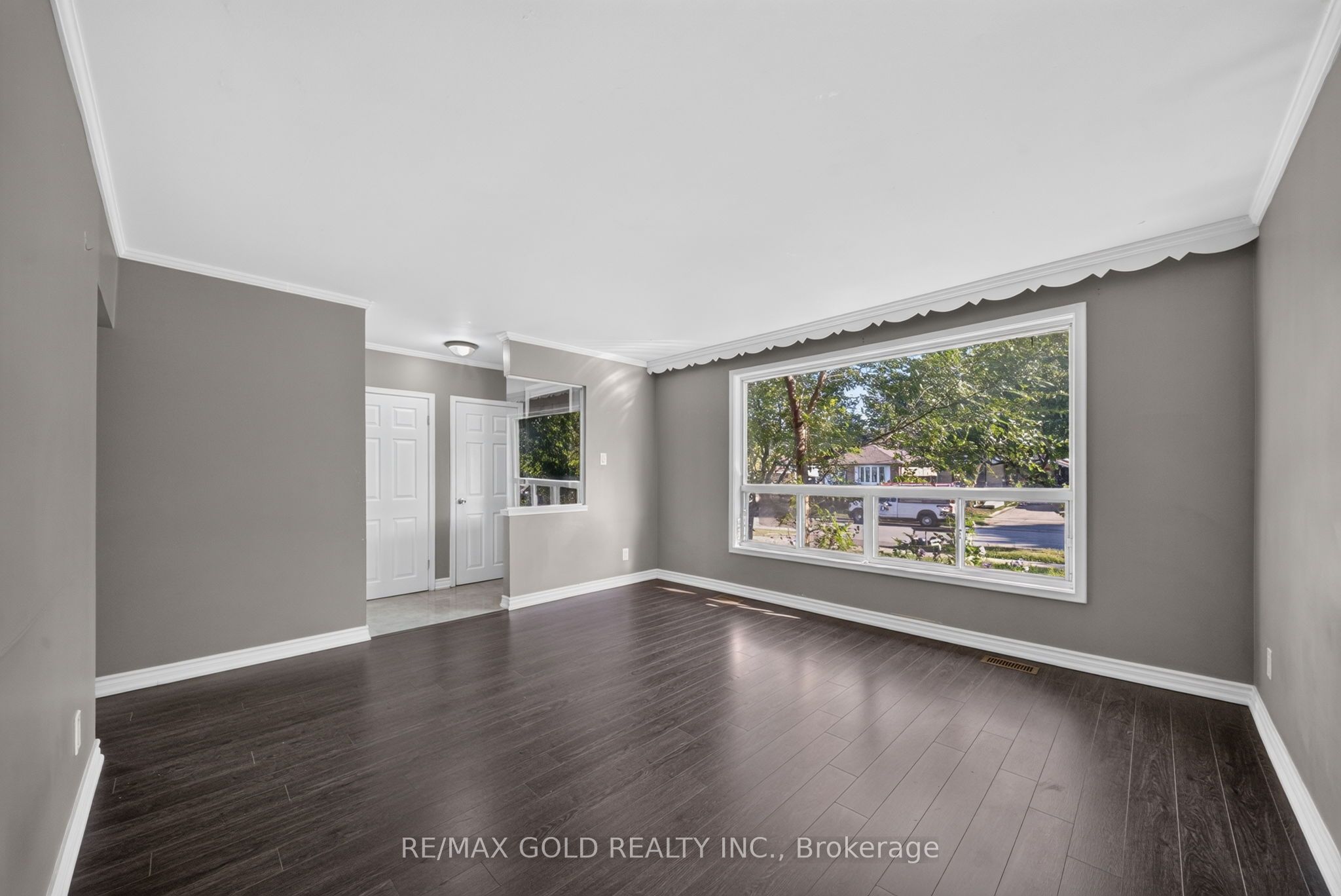 204 Taysham Crescent Upper Property Photo 5