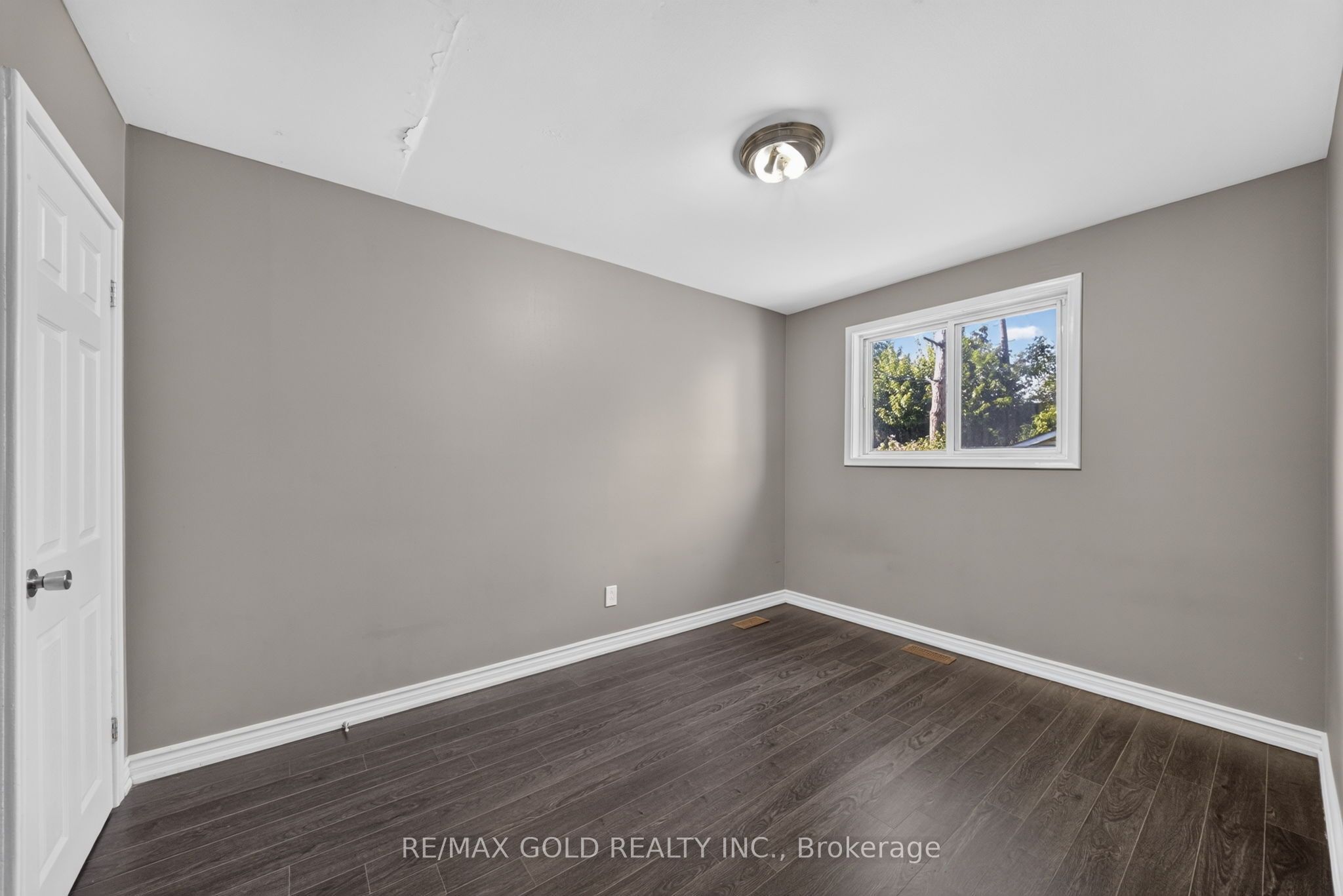 204 Taysham Crescent Upper Property Photo 9