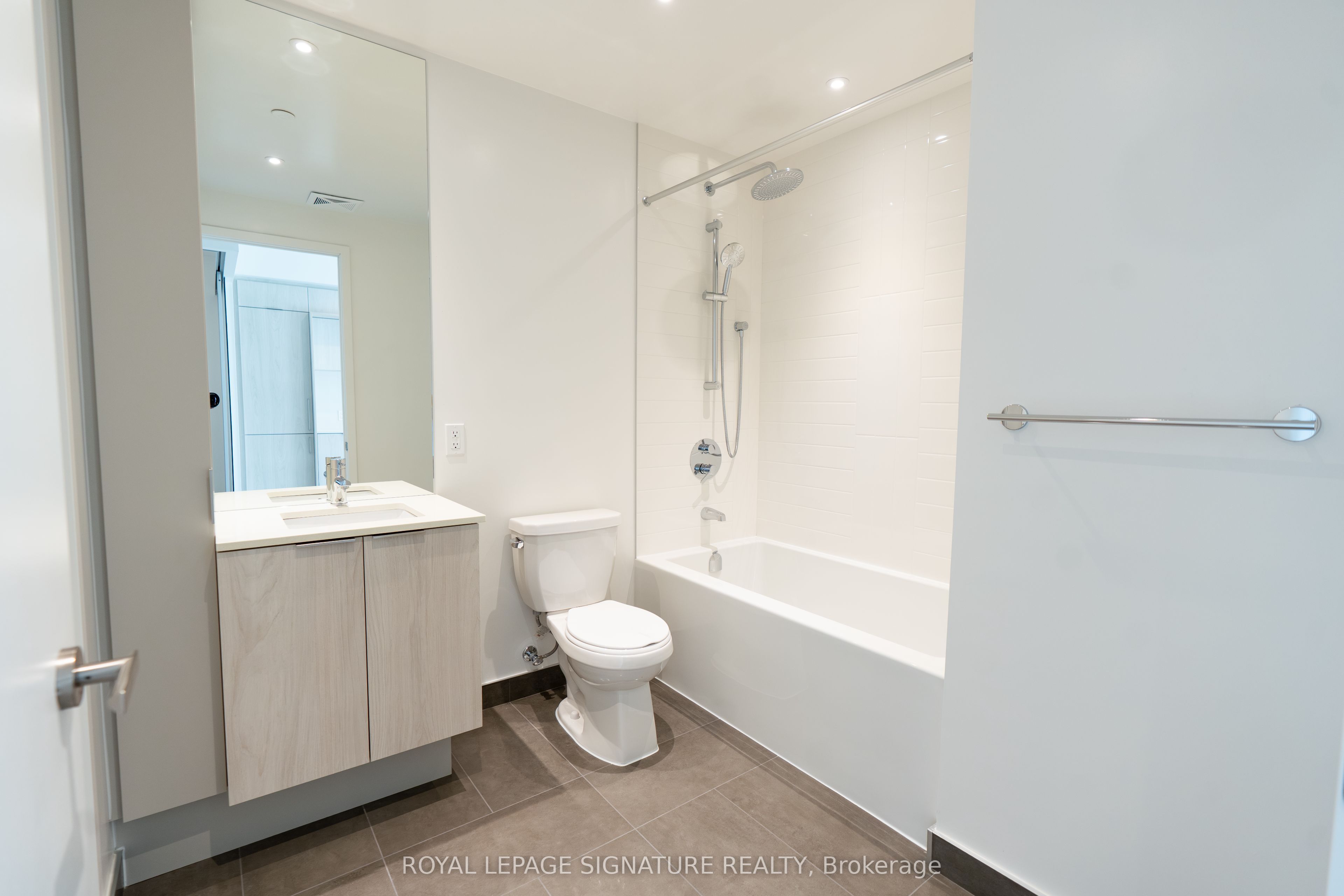 448 Burnhamthorpe Road W 4312 Property Photo 12
