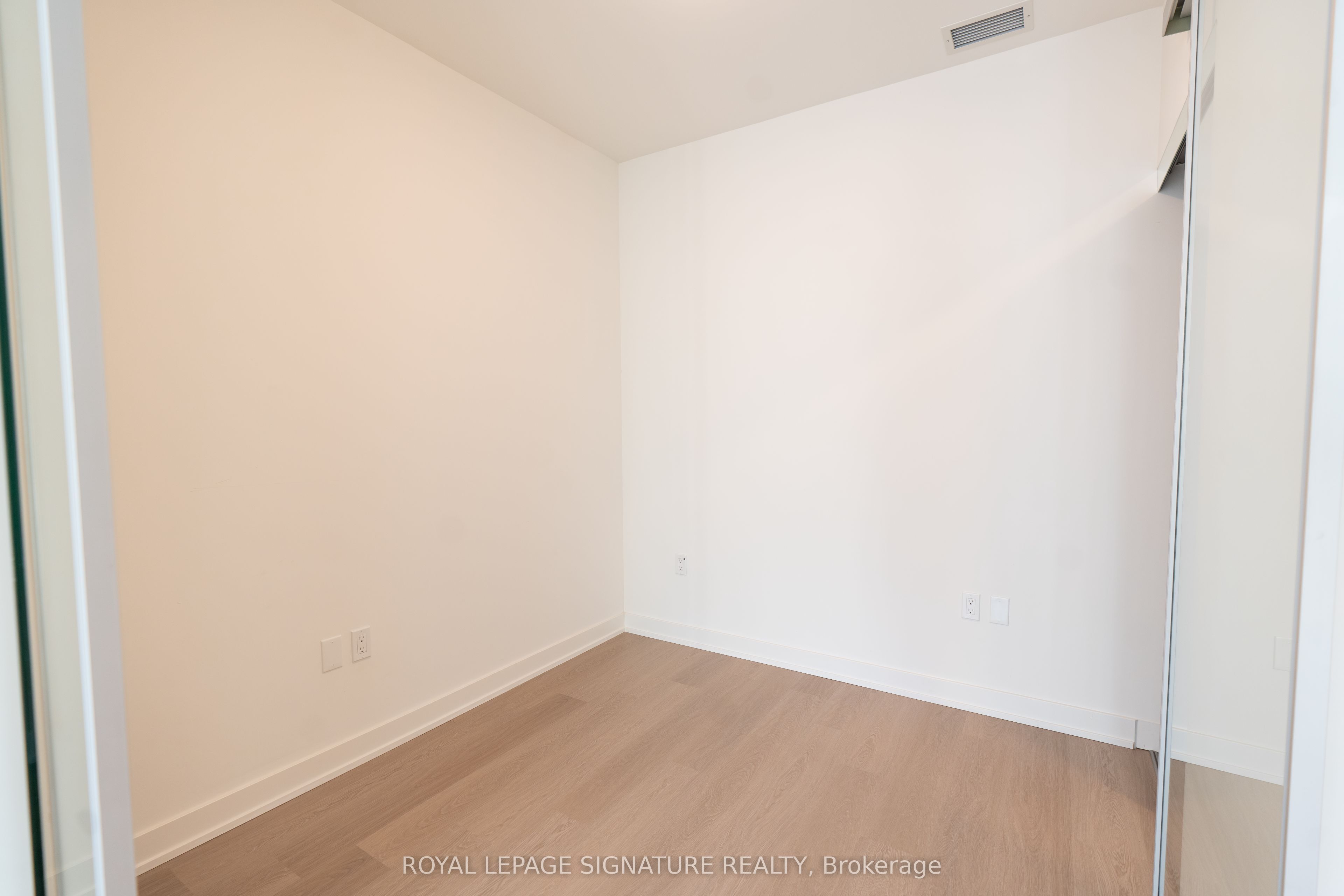 448 Burnhamthorpe Road W 4312 Property Photo 13