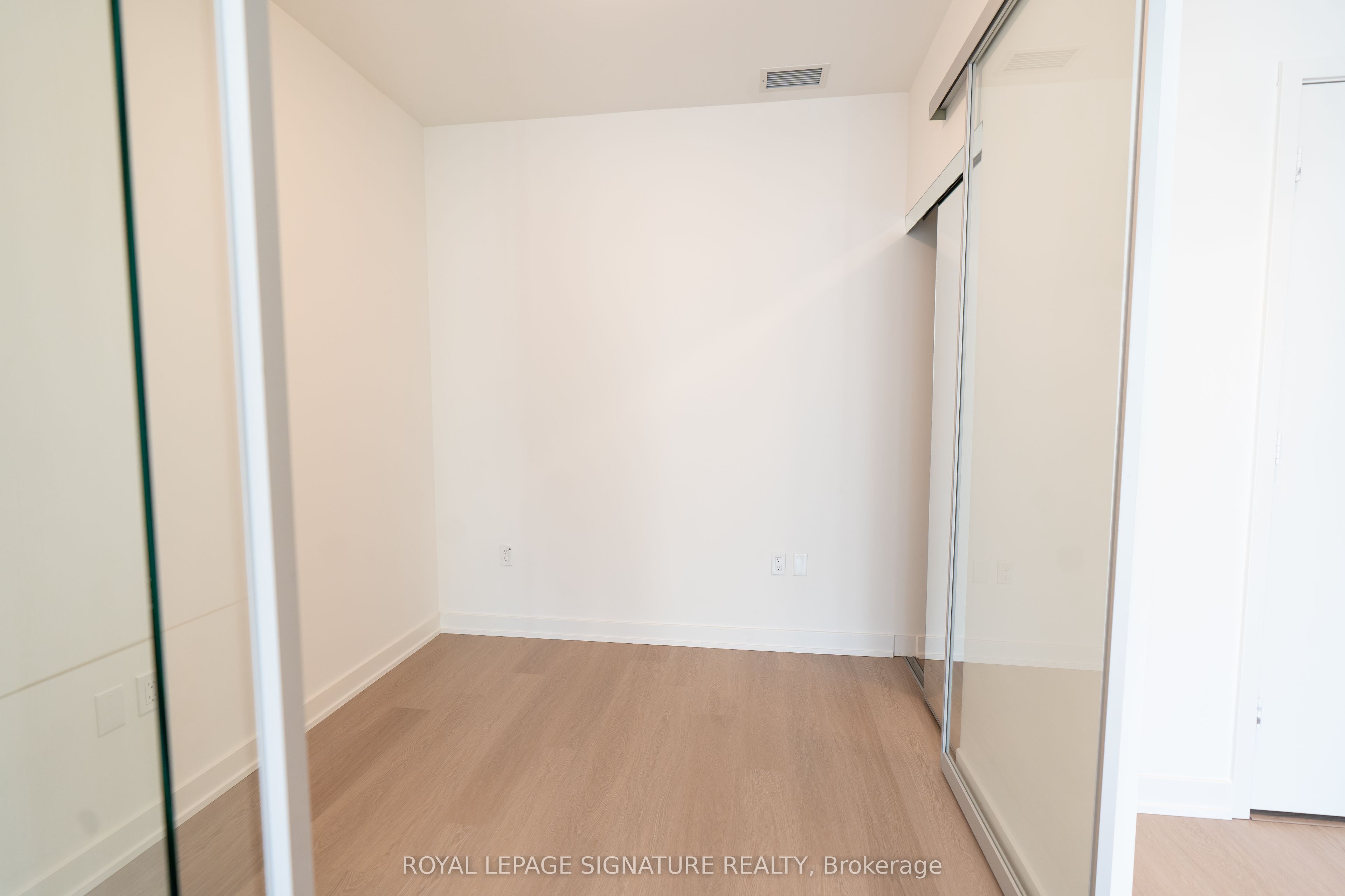 448 Burnhamthorpe Road W 4312 Property Photo 14