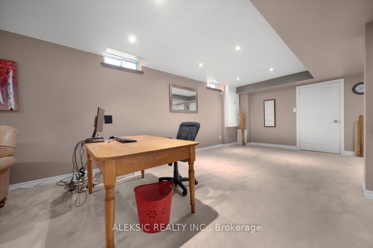 33 Hillpath Crescent Property Photo 39